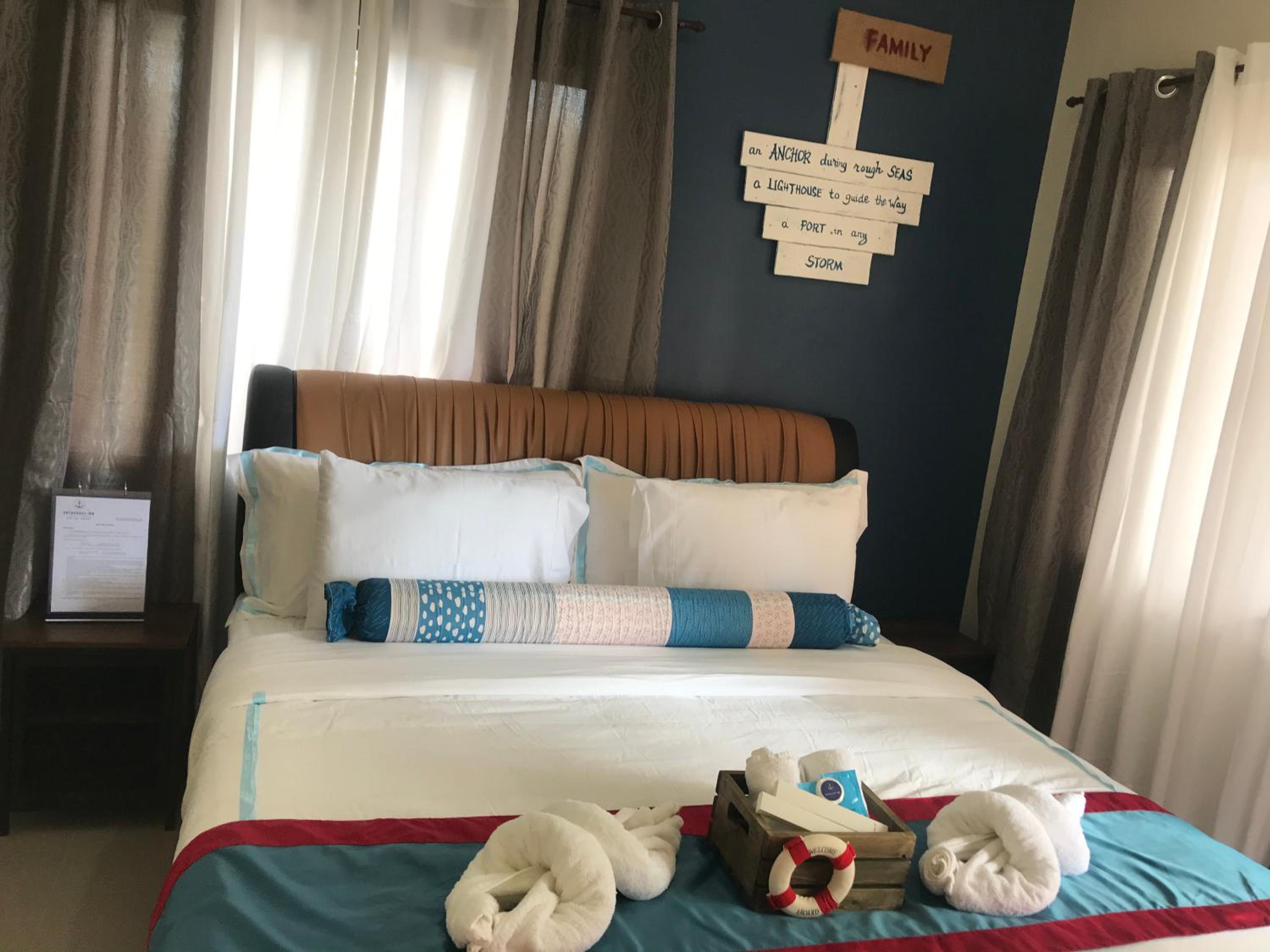 Deluxe King Room - Photo 13