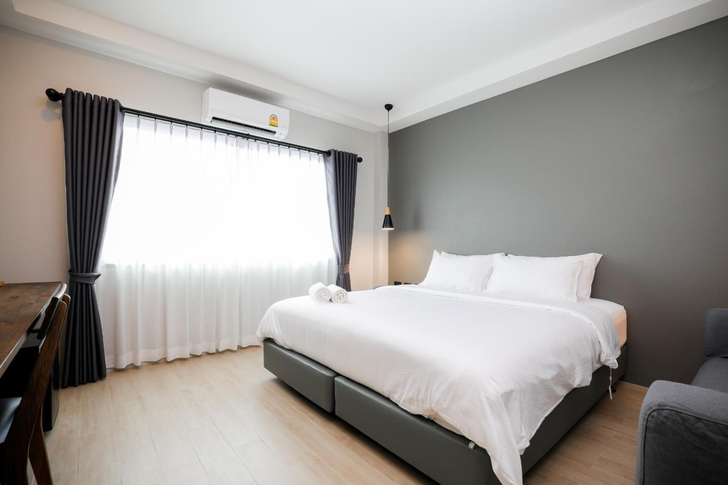Standard King Room - Photo 7