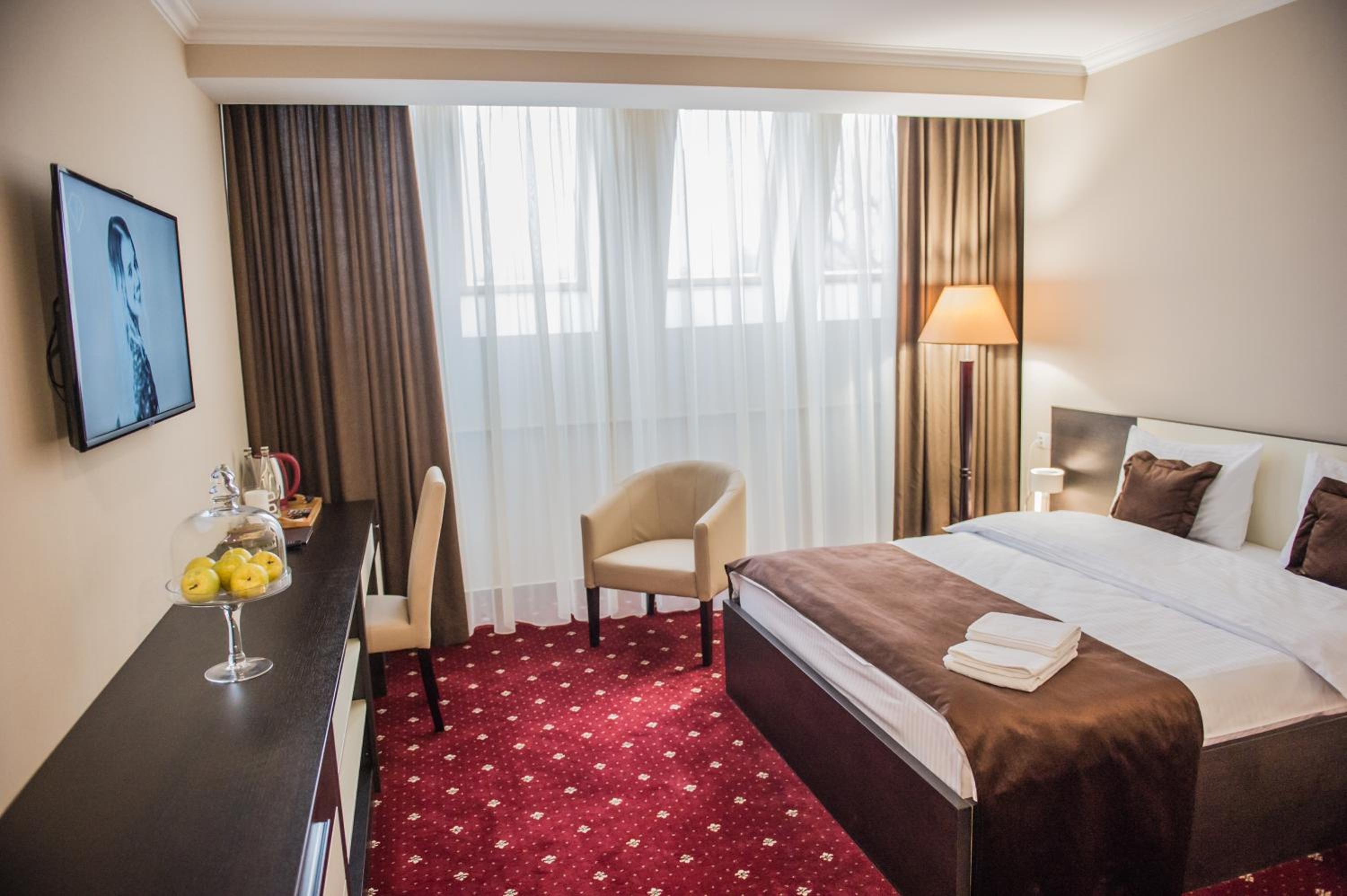 Standard King Room - Photo 10