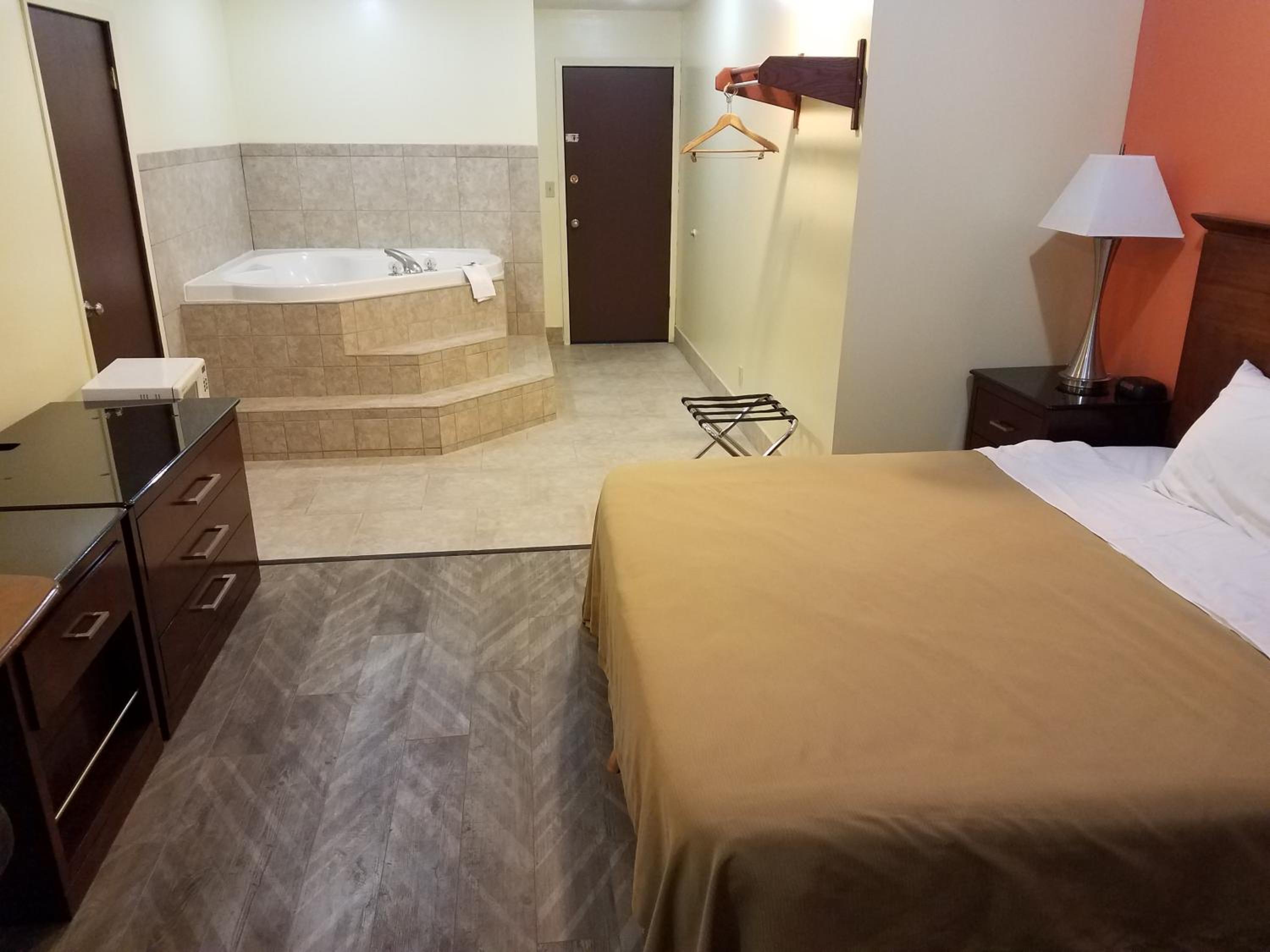 King Suite with Spa Bath - Photo 4