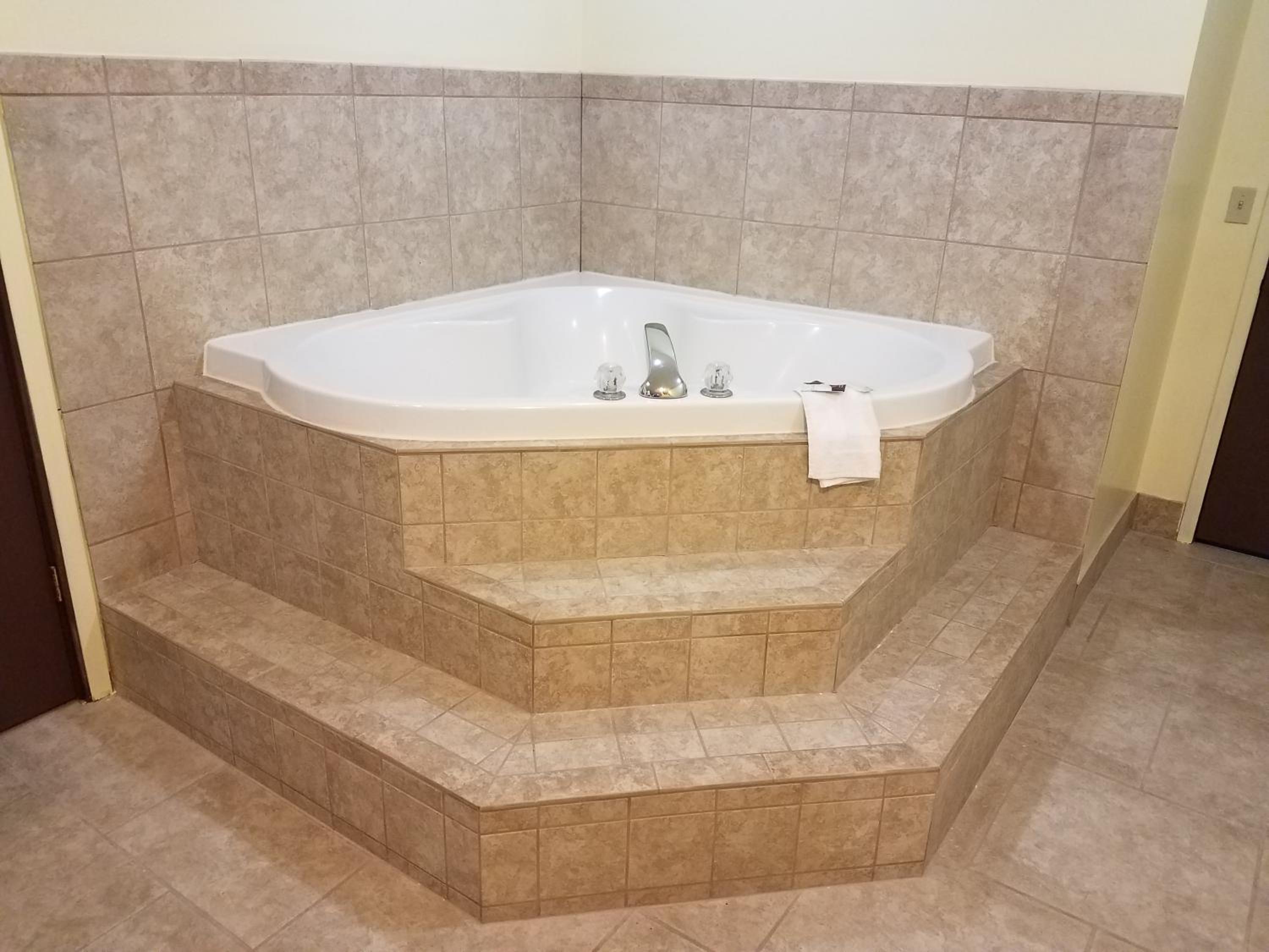 King Suite with Spa Bath - Photo 3