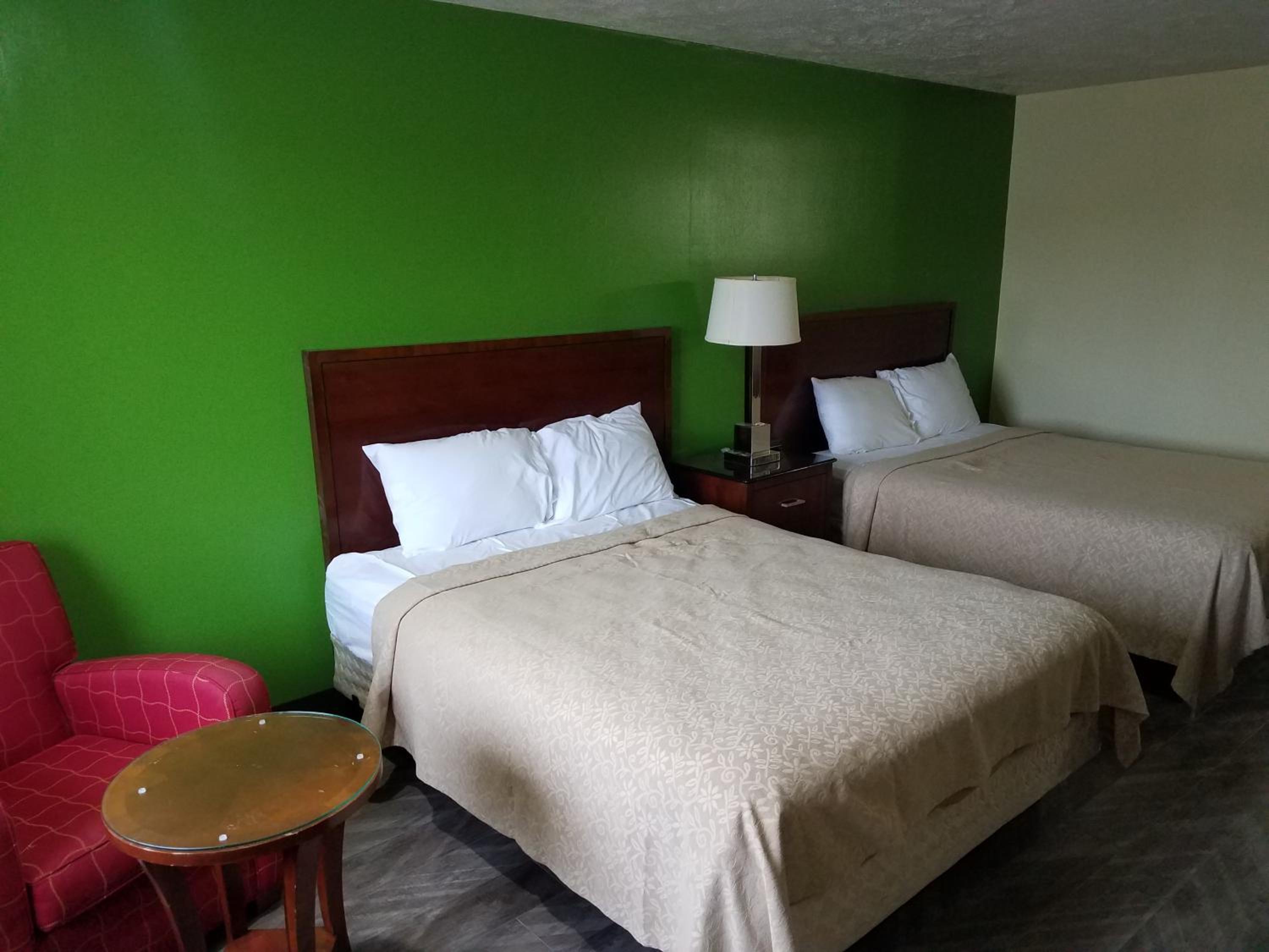 Queen Room with Two Queen Beds - Photo 2