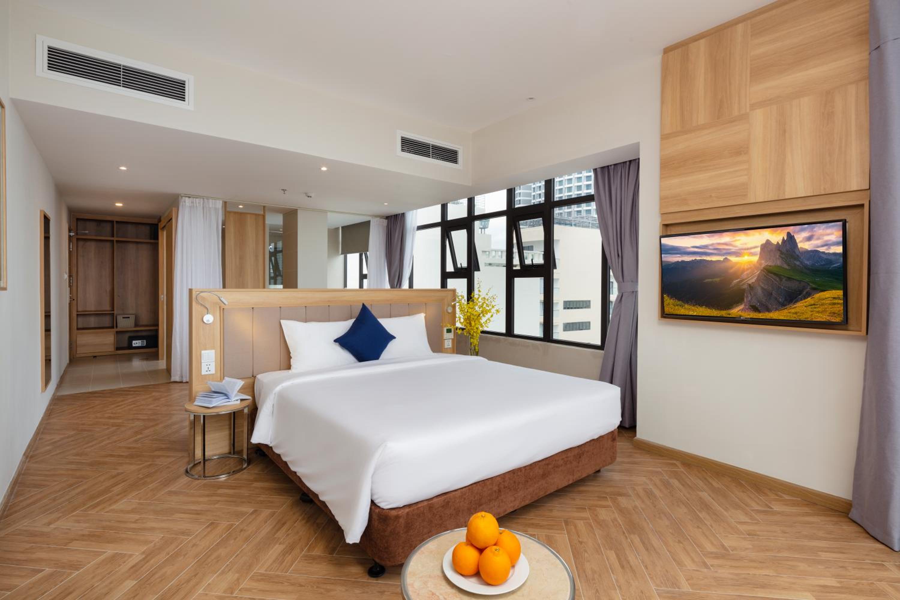 Suite - Photo 1