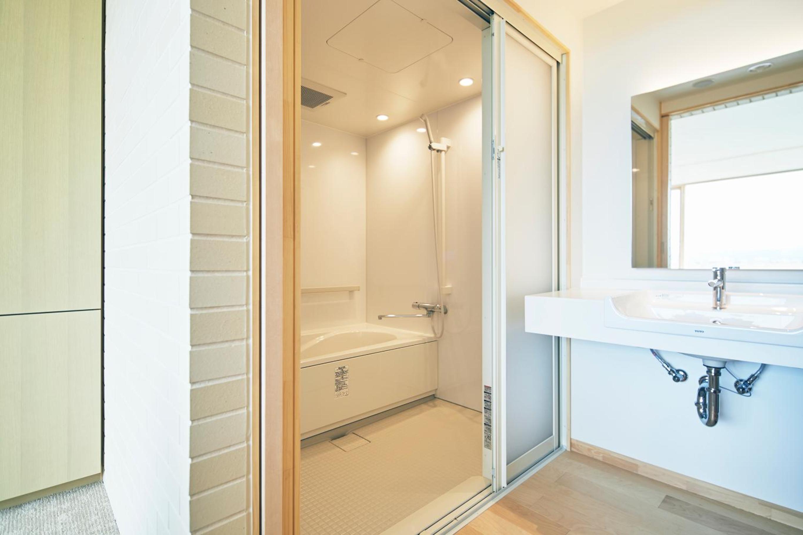 Twin Room - Disability Access - Photo 4