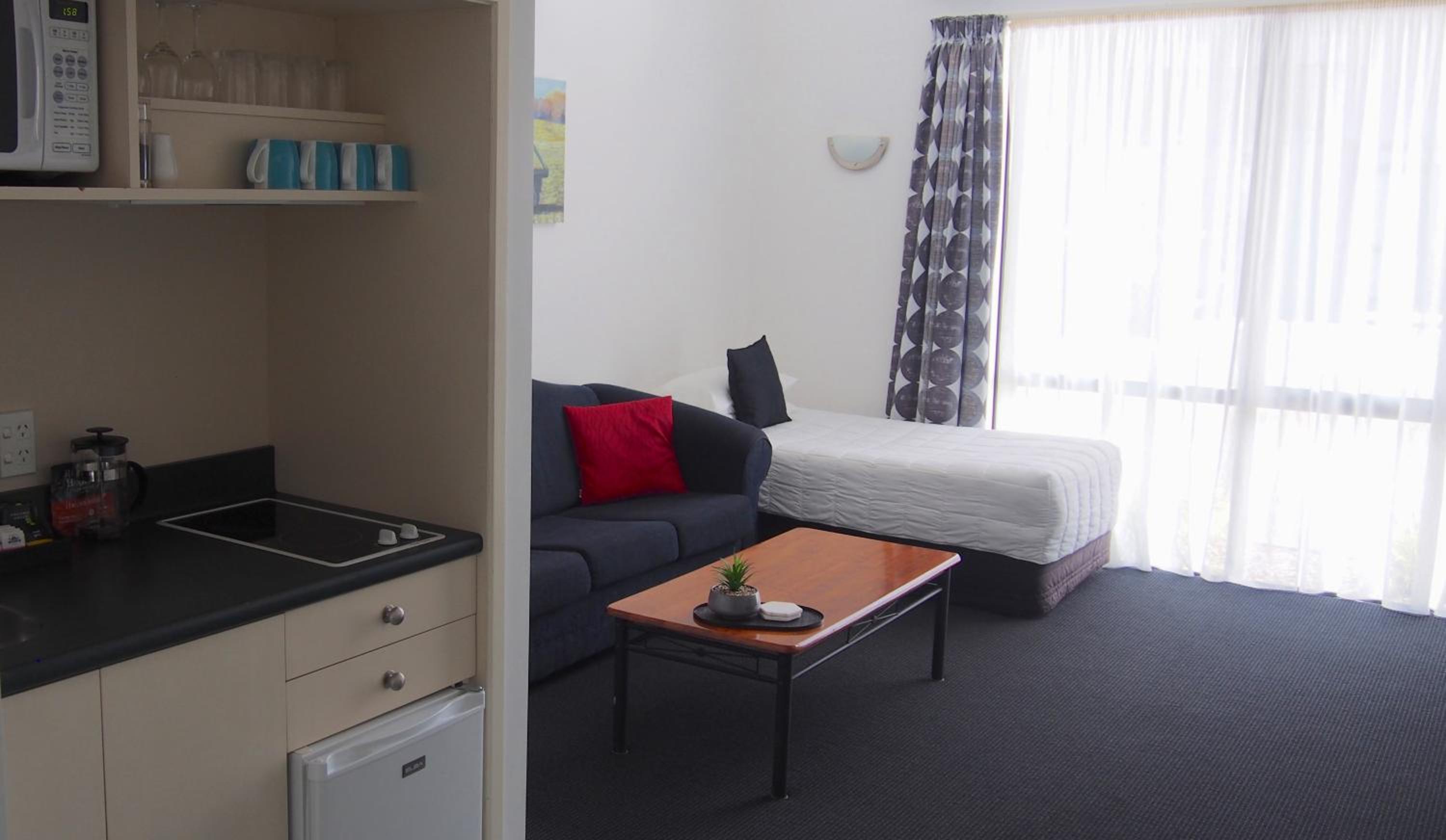 One-Bedroom Apartment - Photo 2