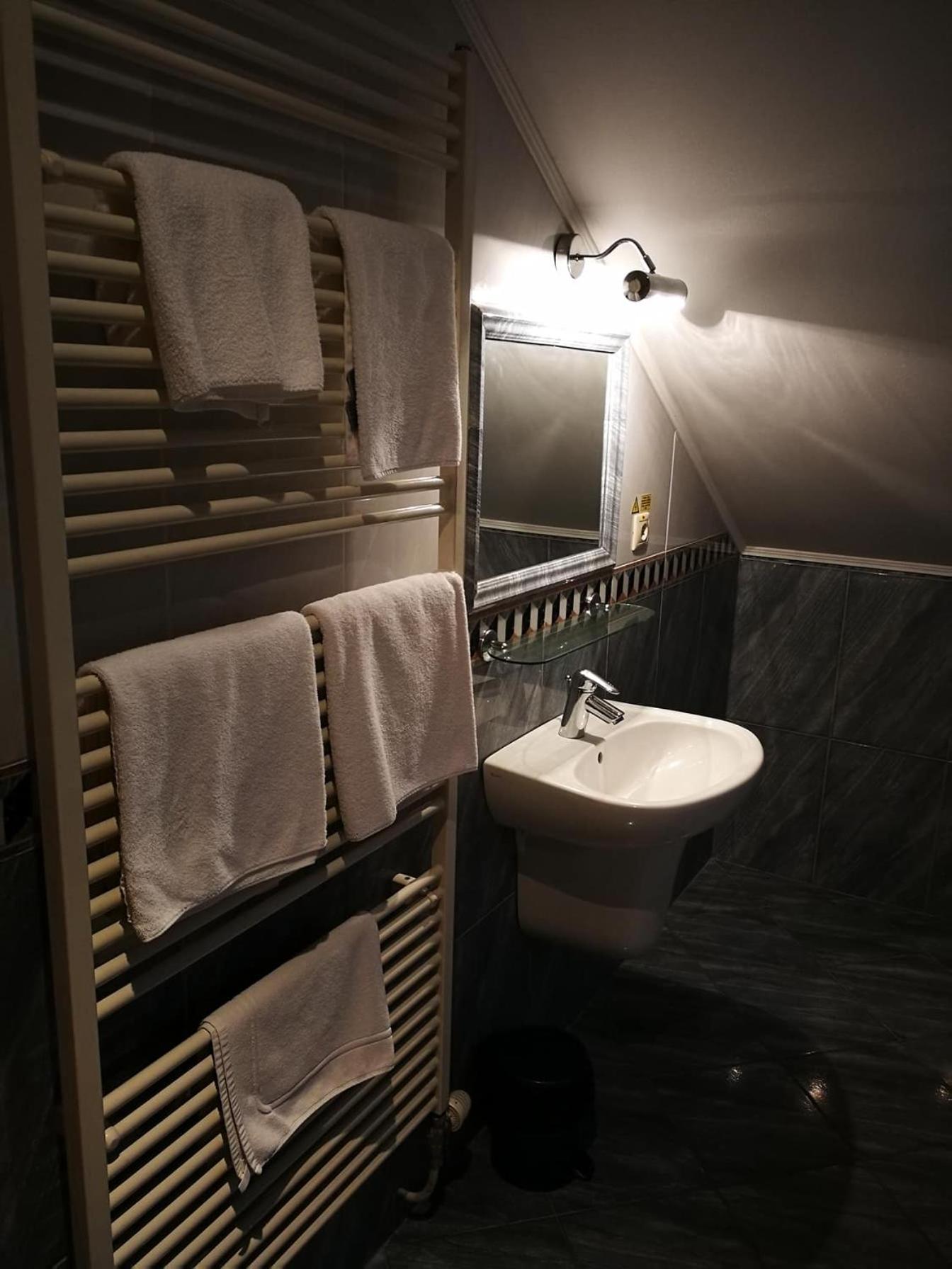 Deluxe Double Room with Bath - Photo 3