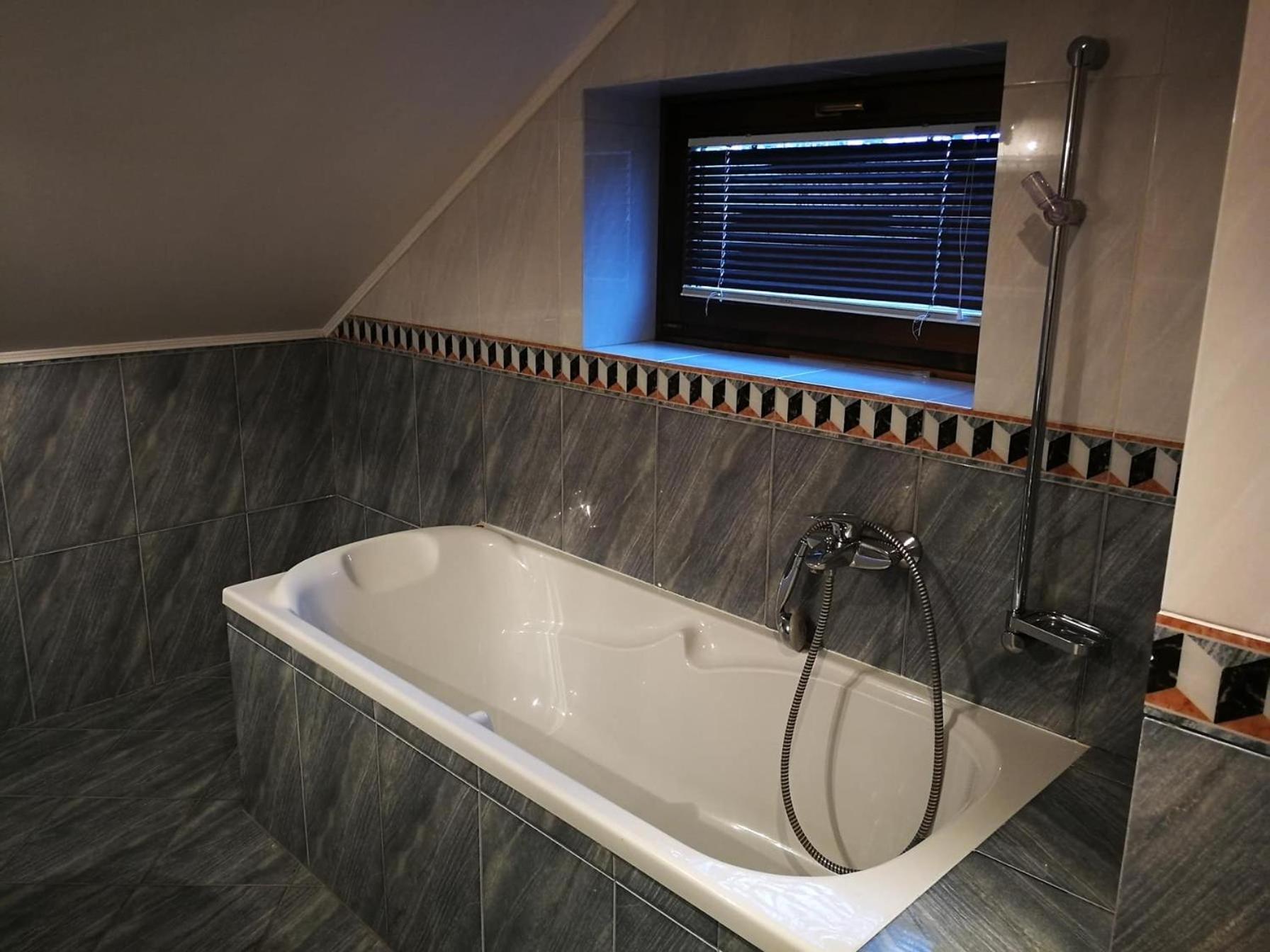 Deluxe Double Room with Bath - Photo 4