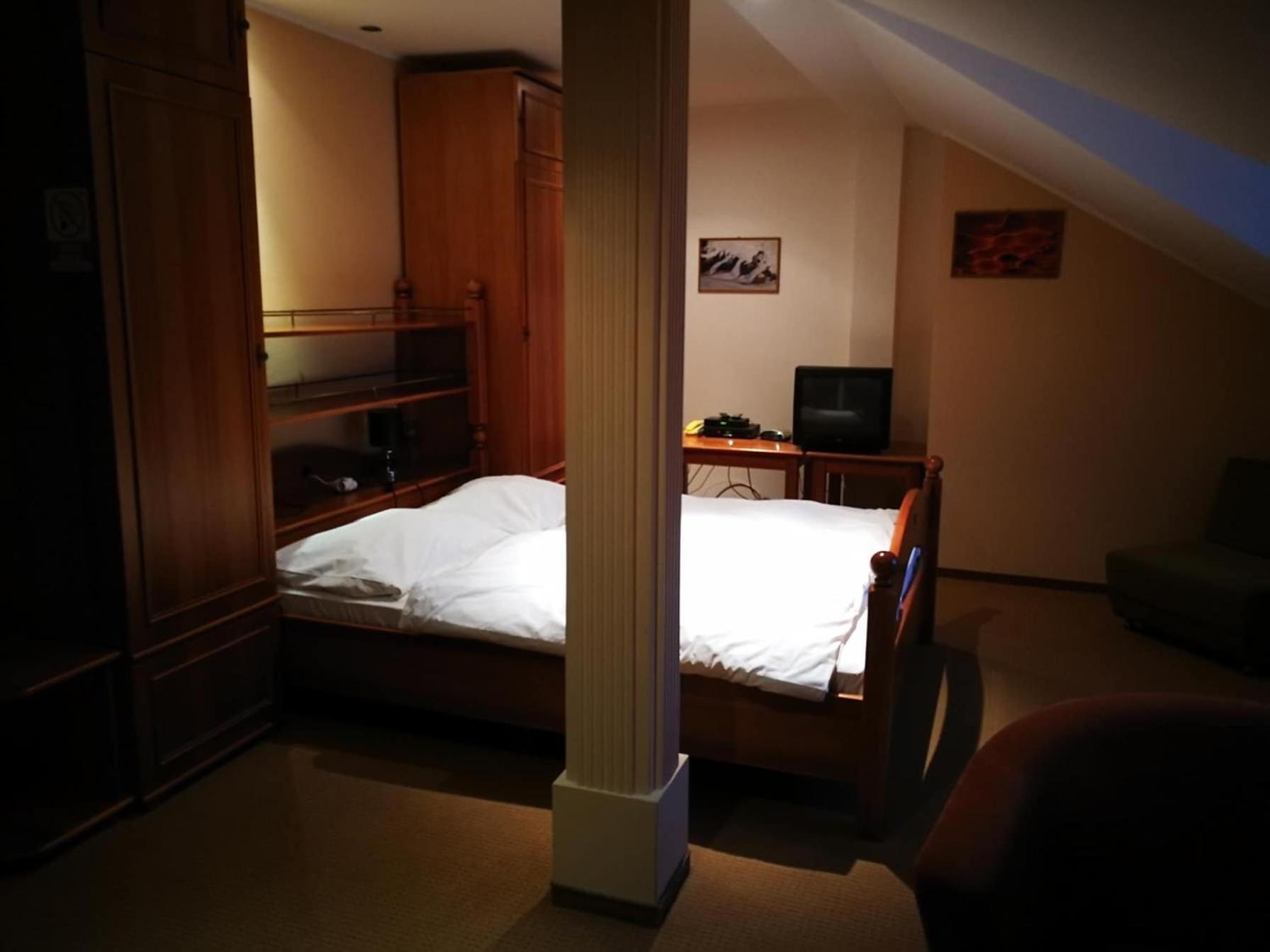 Deluxe Double Room with Bath - Photo 5
