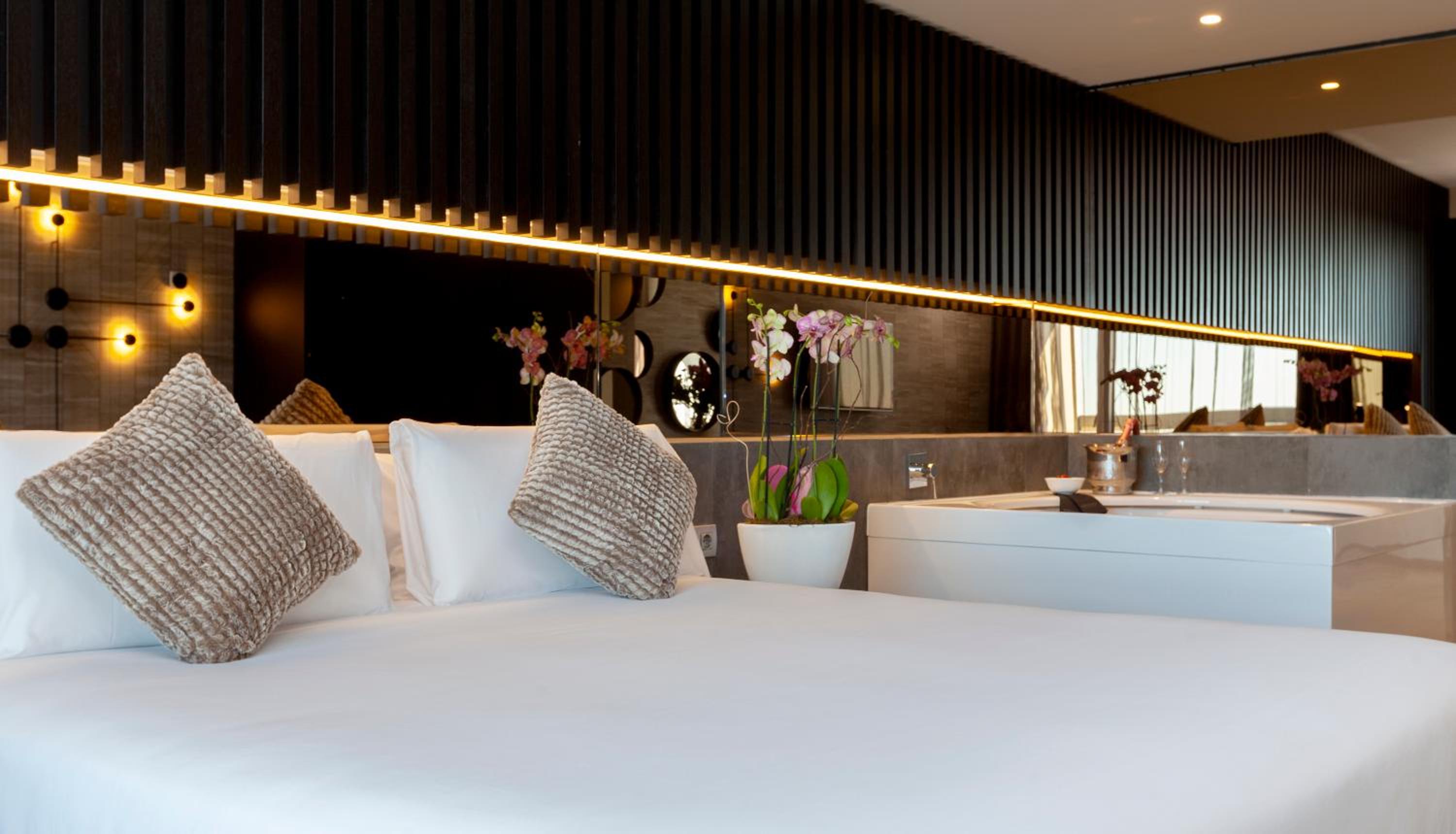 Suite Deluxe con Bañera de Hidromasaje Suite Deluxe con Bañera de Hidromasaje