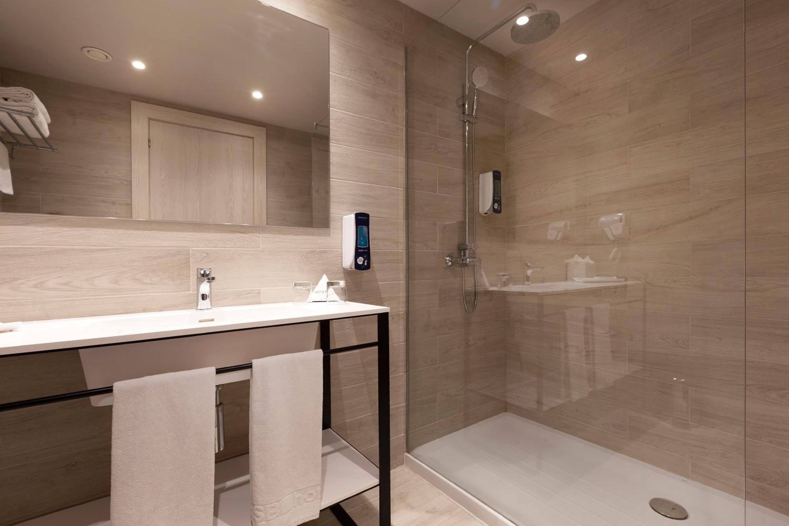 Double Room (1 Adult) - Photo 2