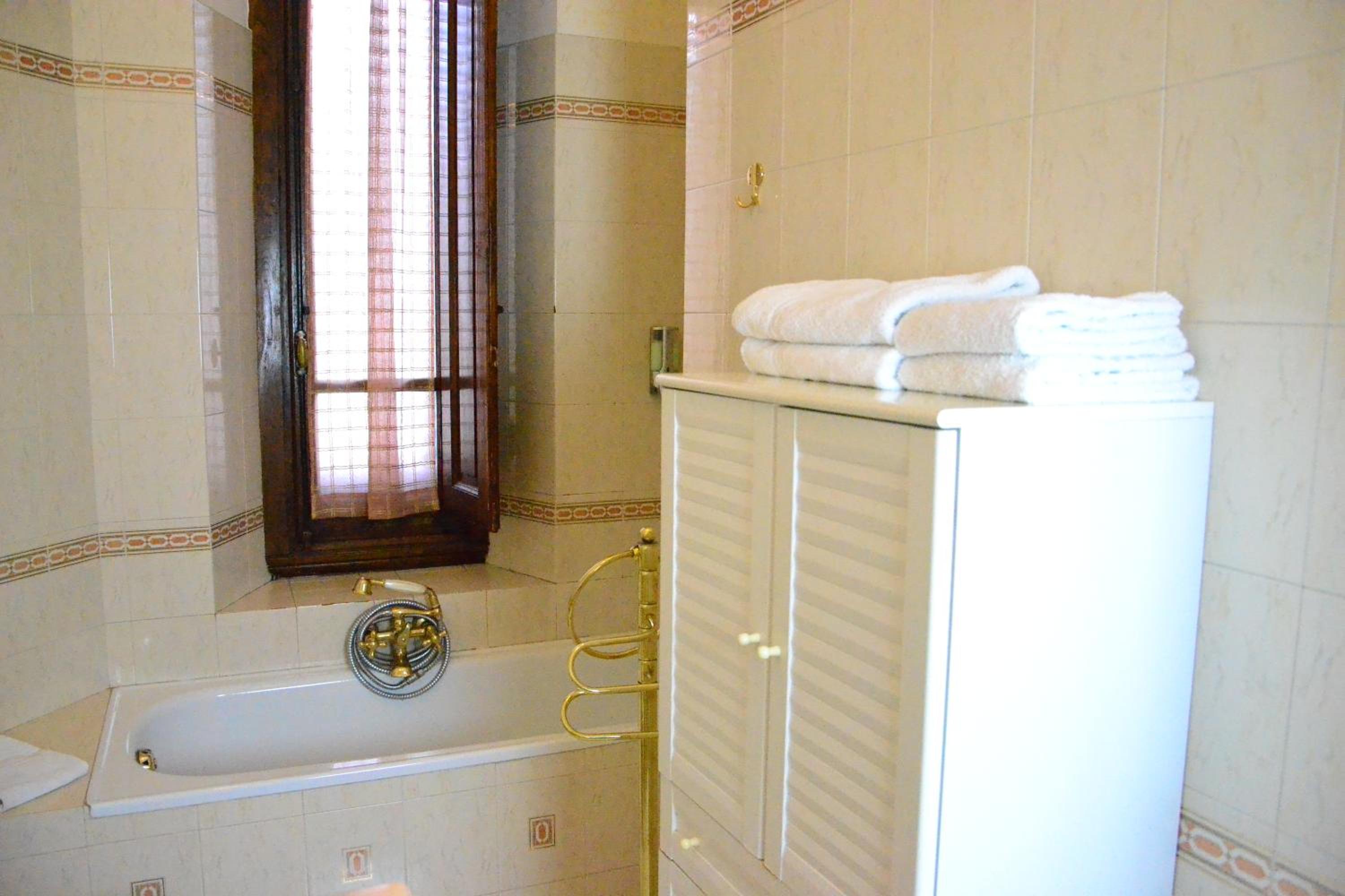 Double Room with One Double Bed and 2 Adults Occupancy (Non Smoking) photo 2