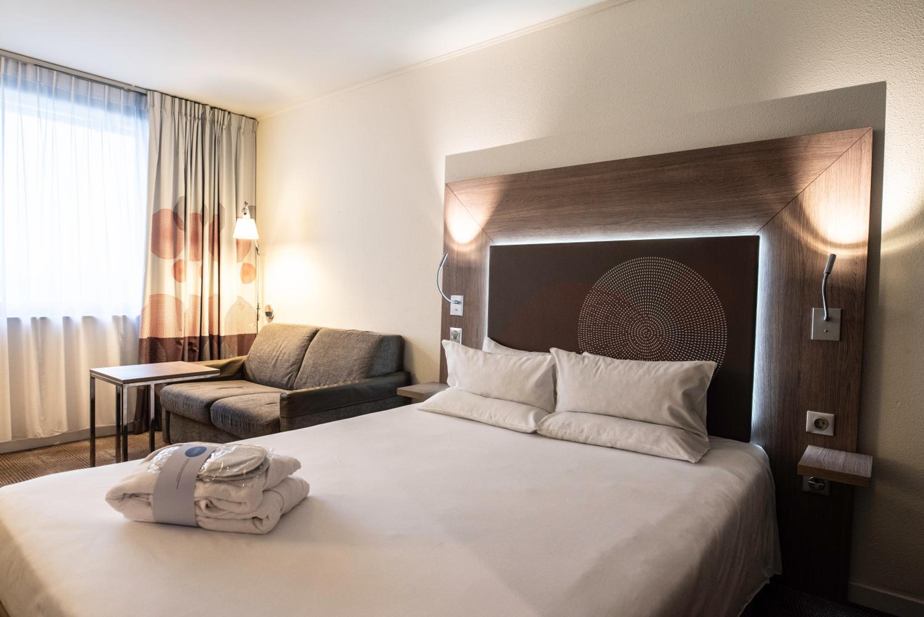 Standard Queen Room with Sofabed photo 2