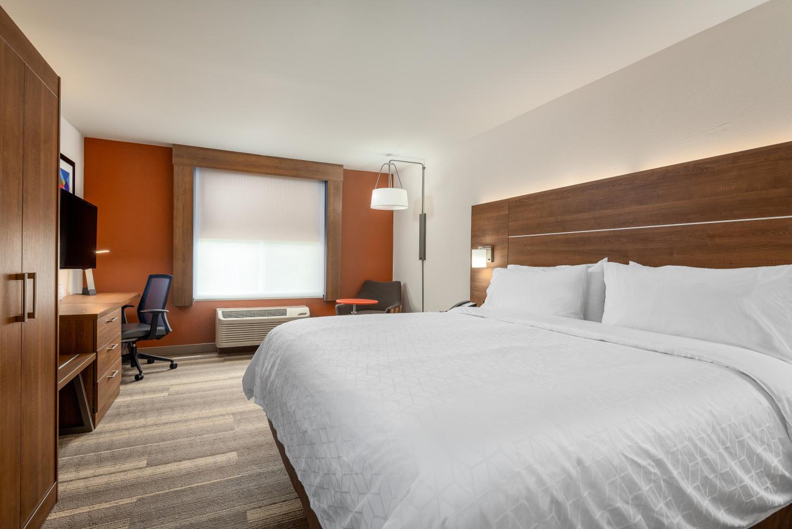 Standard King Room with Roll-in Shower - Mobility Accessible - Photo 4