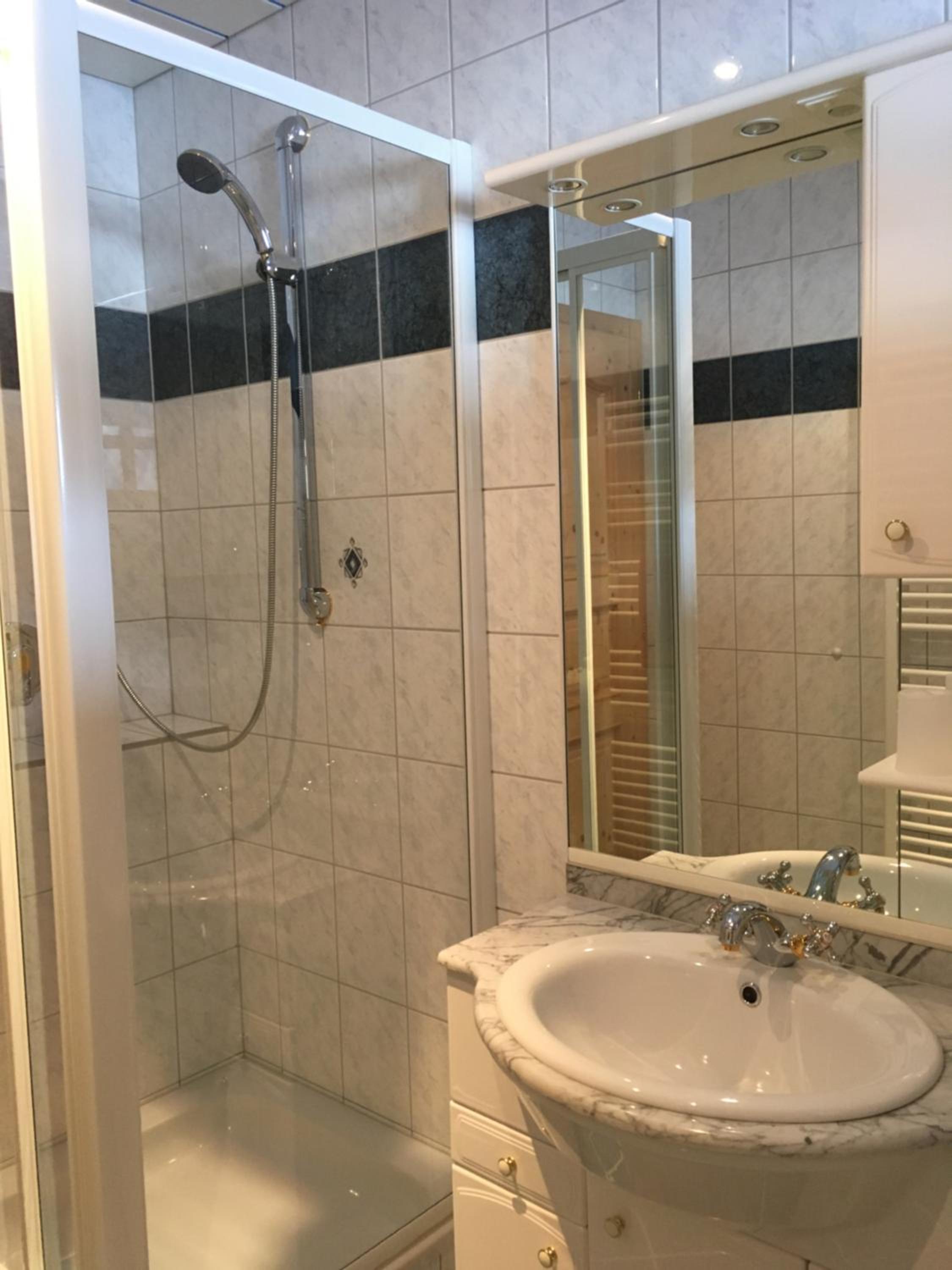Double Room with Private Bathroom - Photo 10