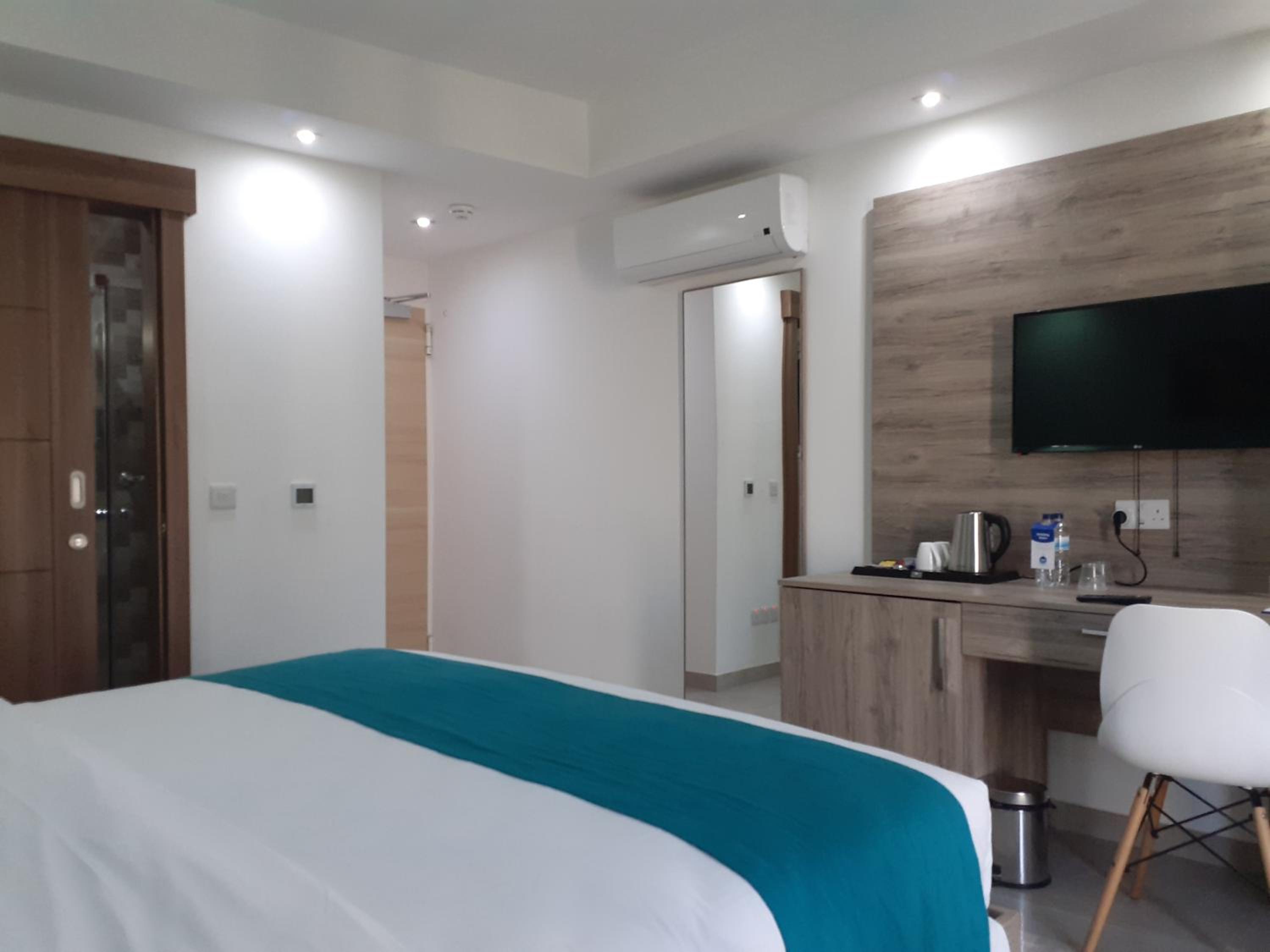 Deluxe Double or Twin Room with City View - Photo 9