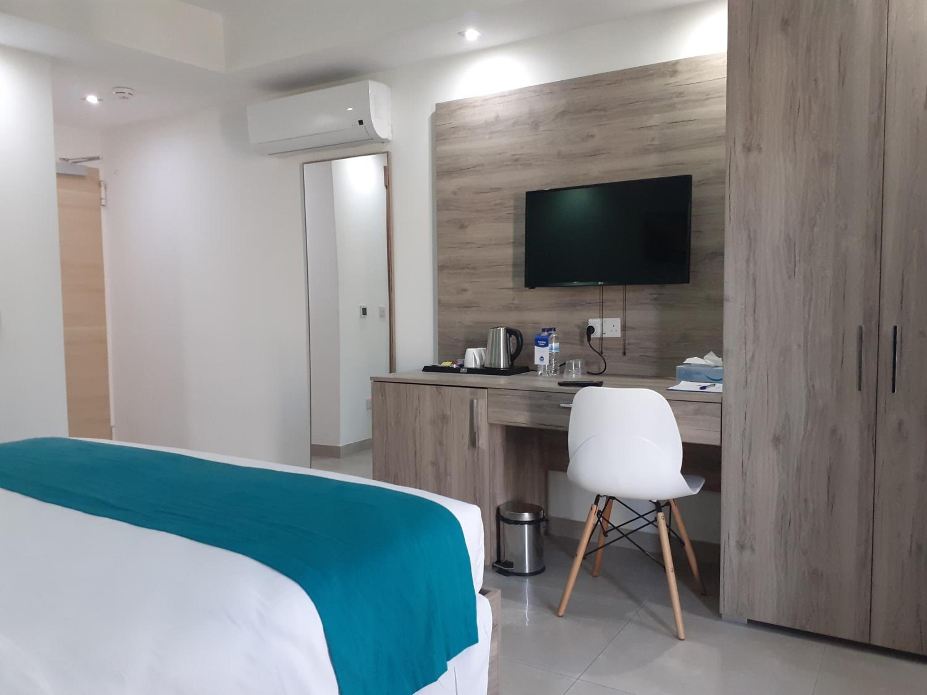Deluxe Double or Twin Room with City View - Photo 19