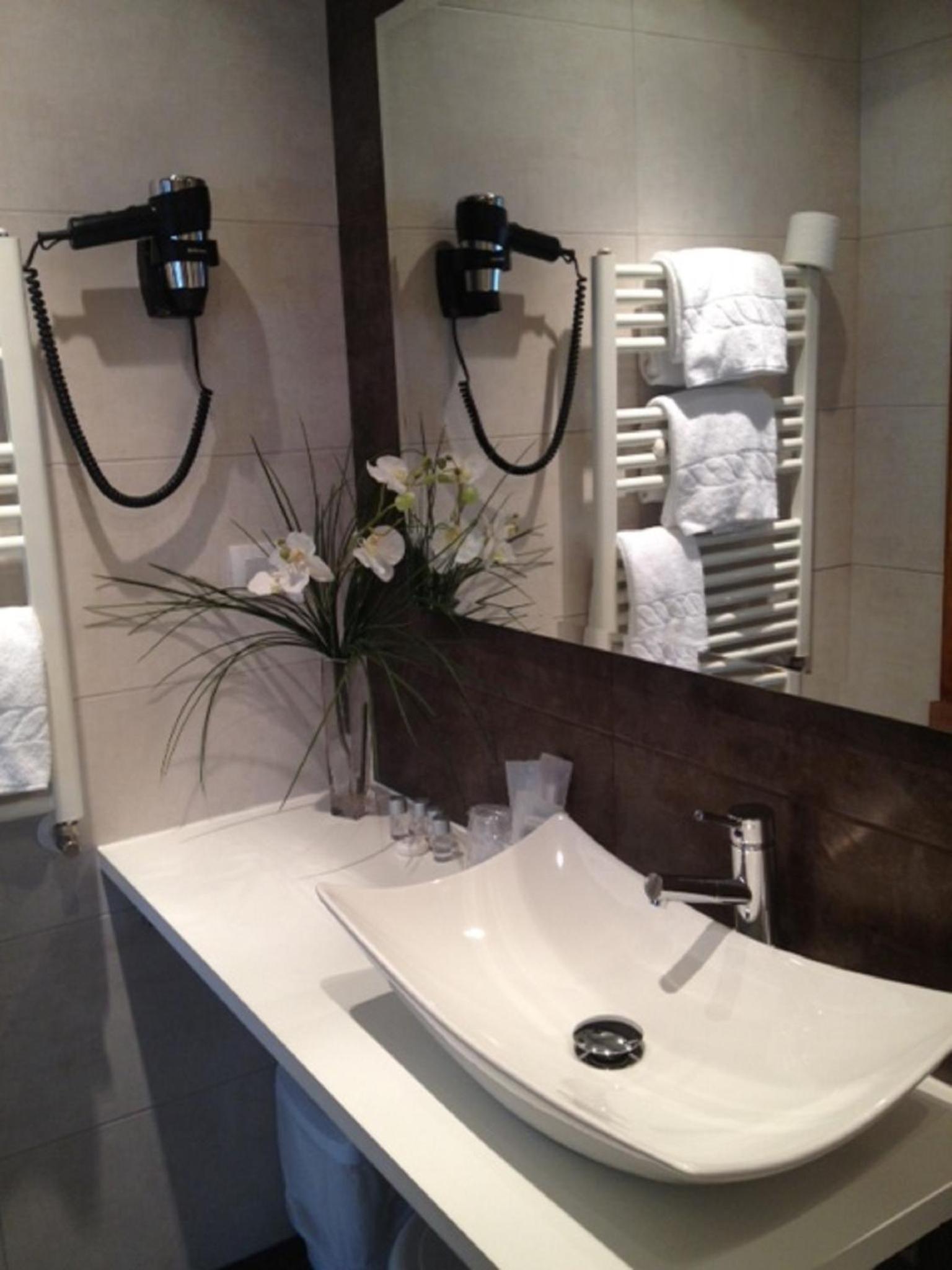 Double or Twin Room - Photo 10