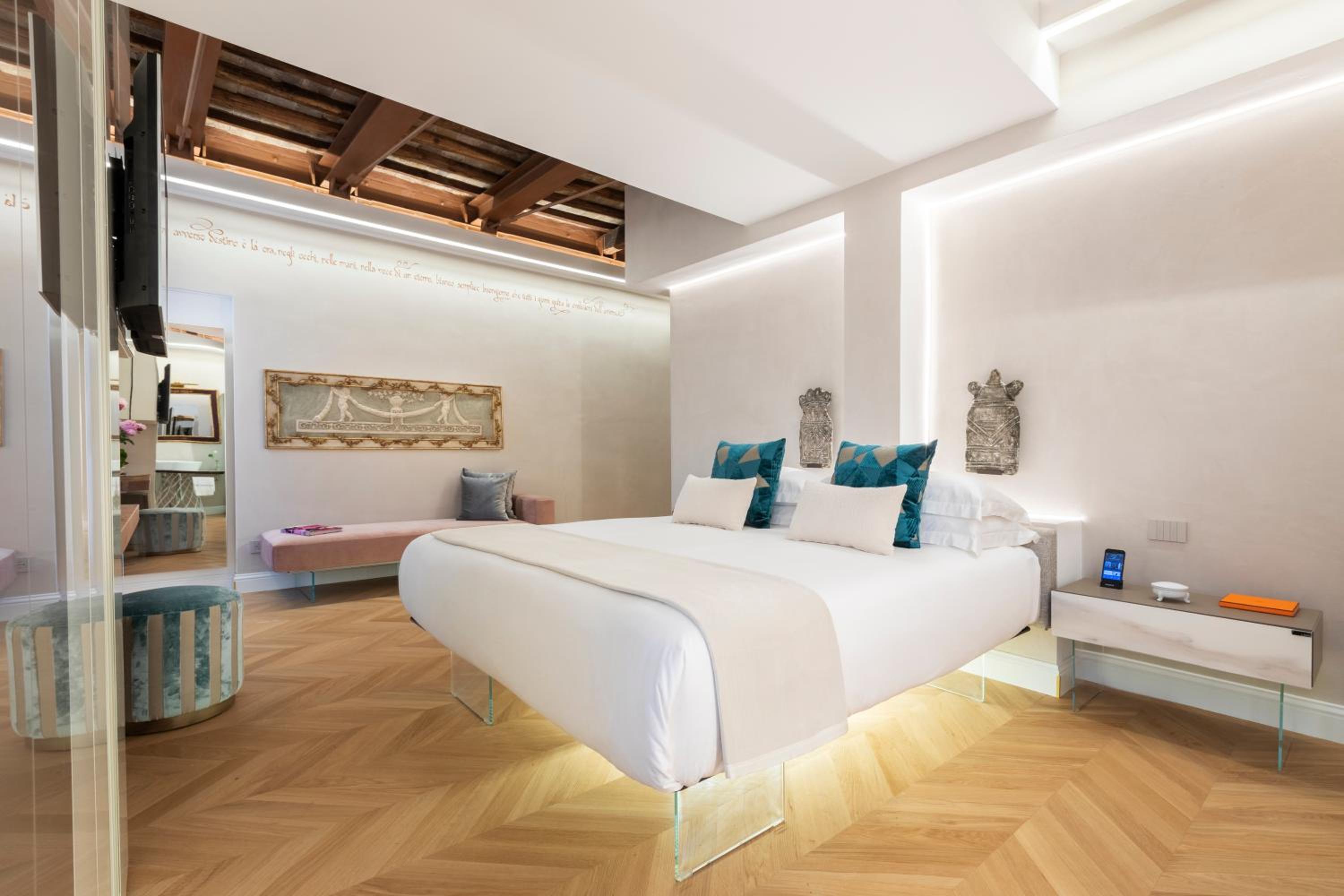 Deluxe Room with Balcony photo 2