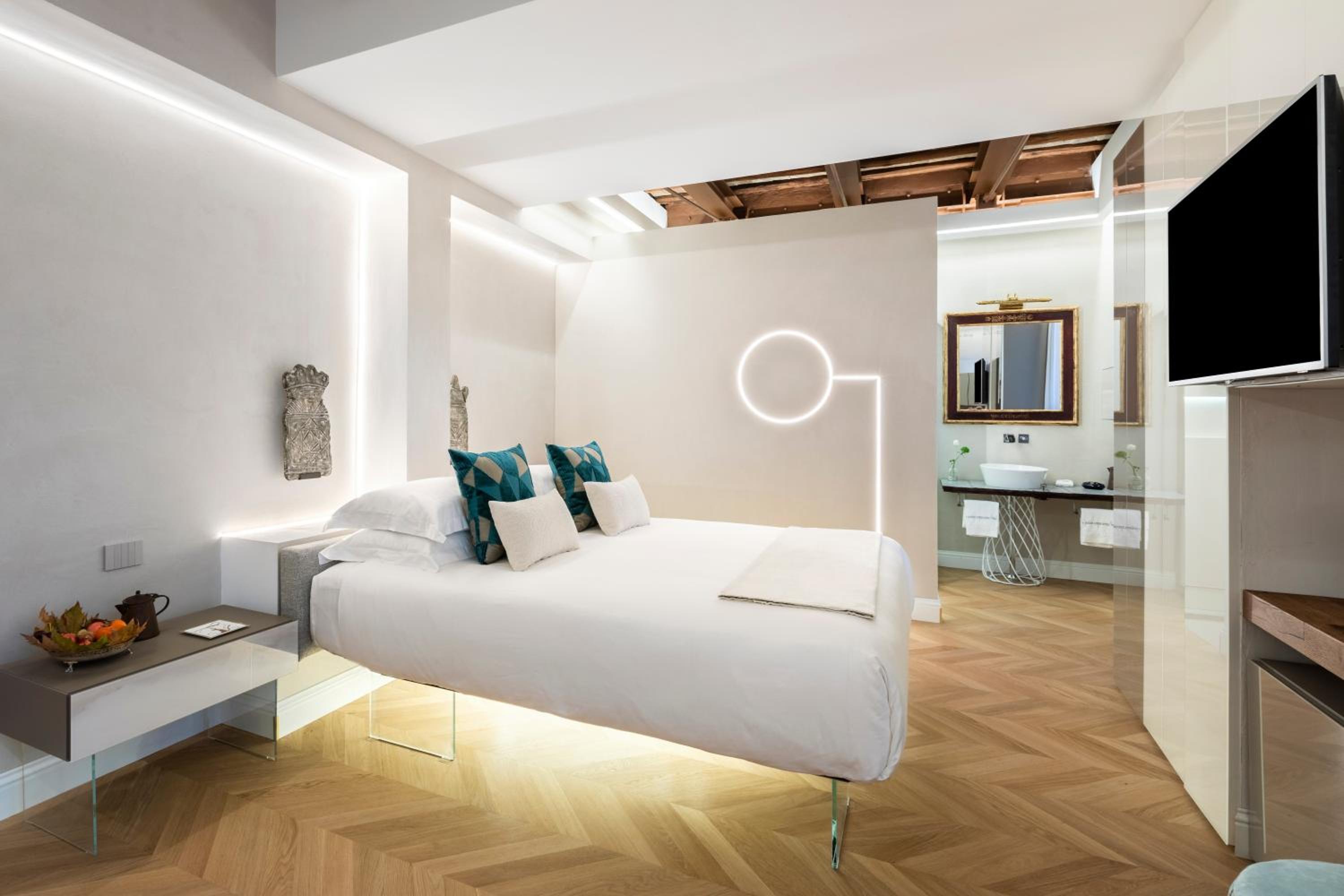 Deluxe Room with Balcony photo 2