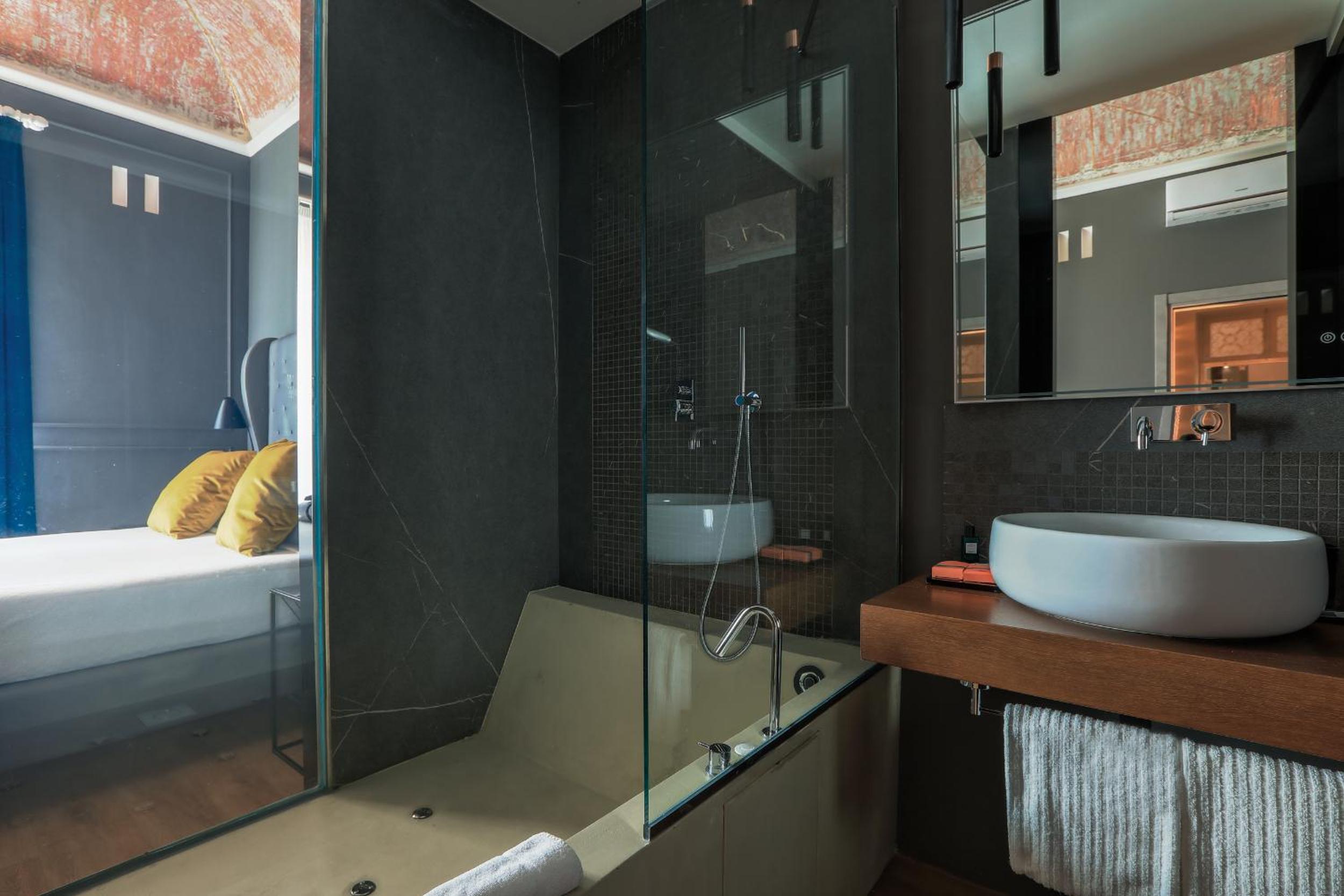 Deluxe Junior Suite - Photo 13