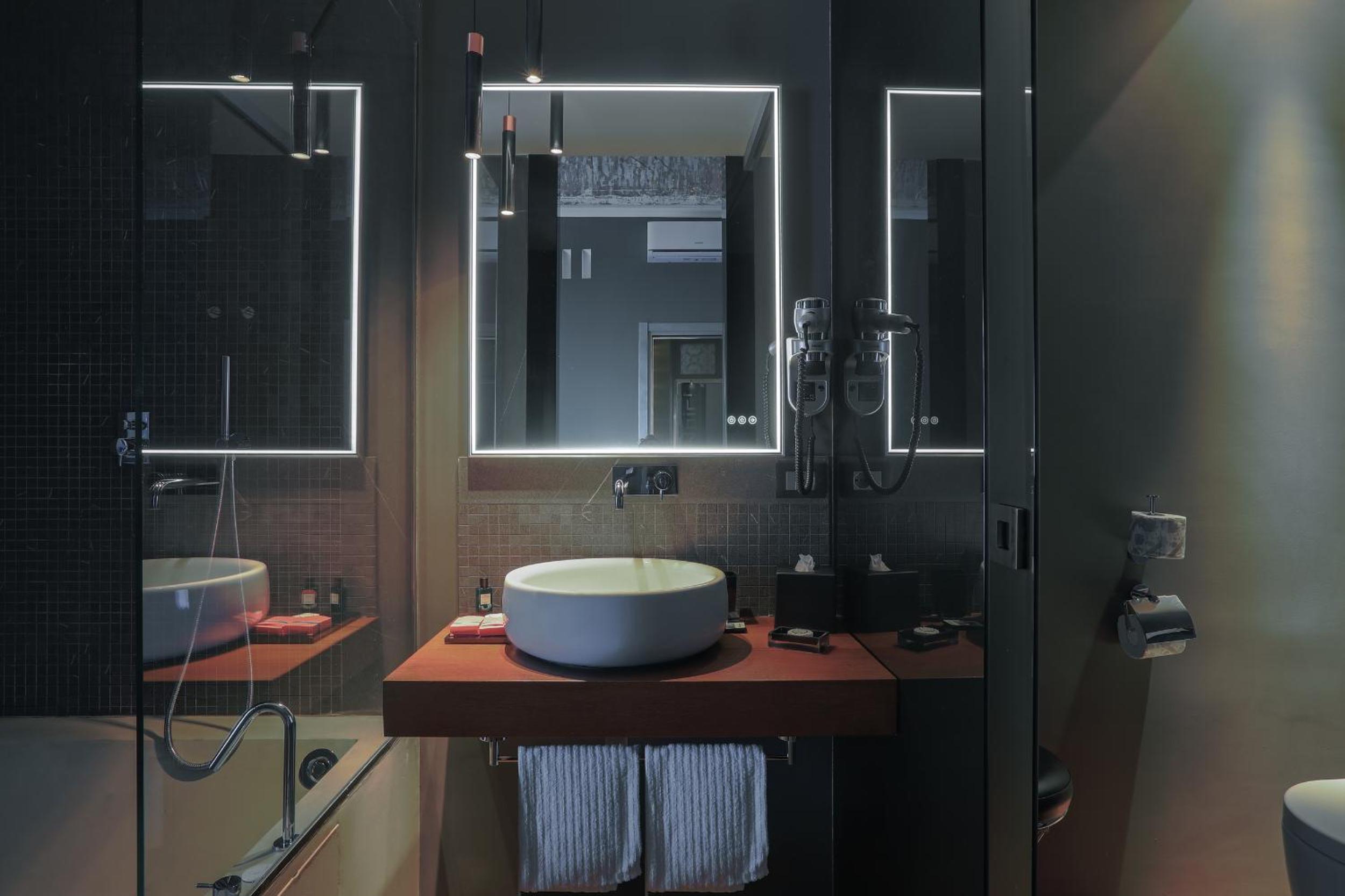 Deluxe Junior Suite - Photo 12