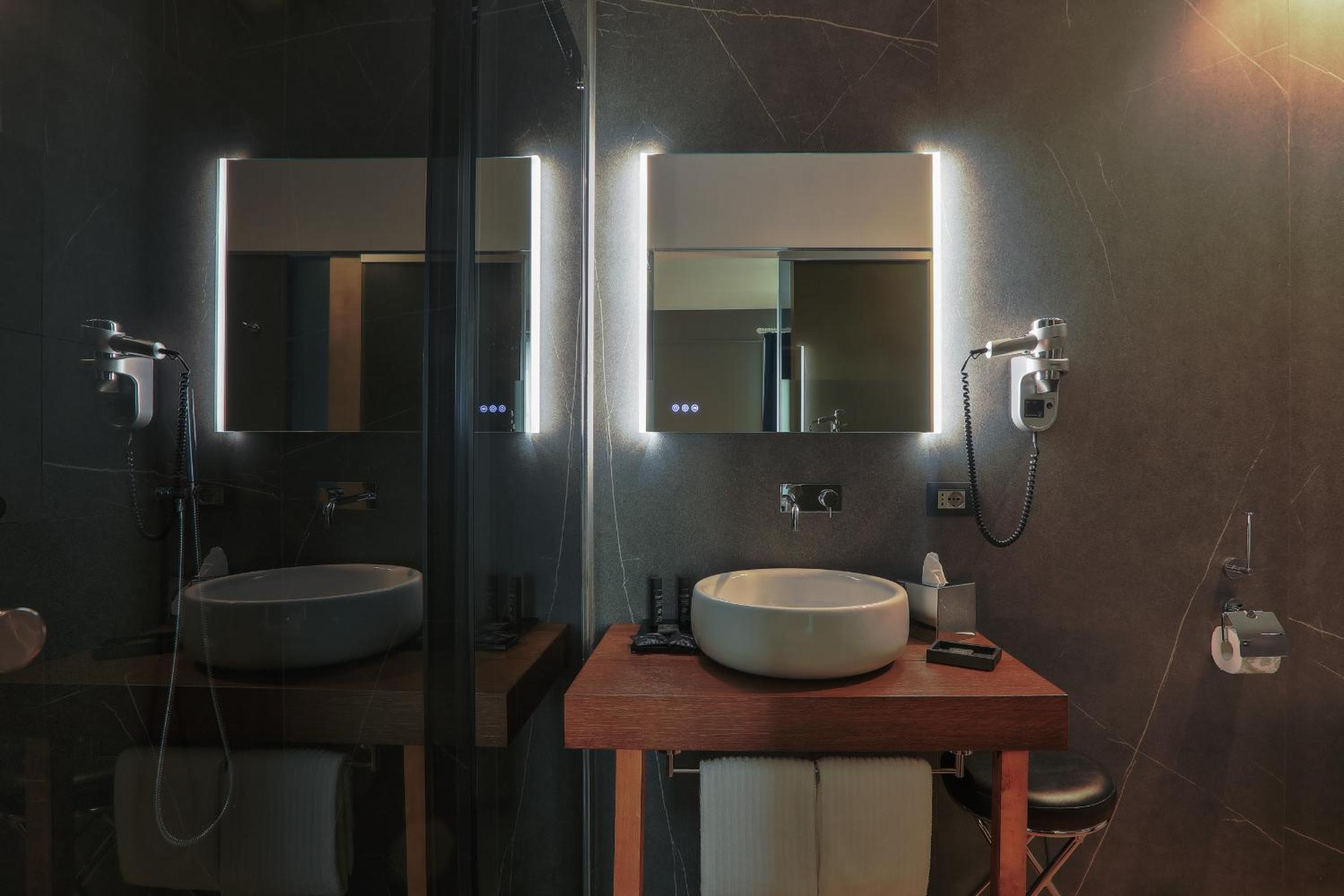 Standard Double or Twin Room - Photo 7