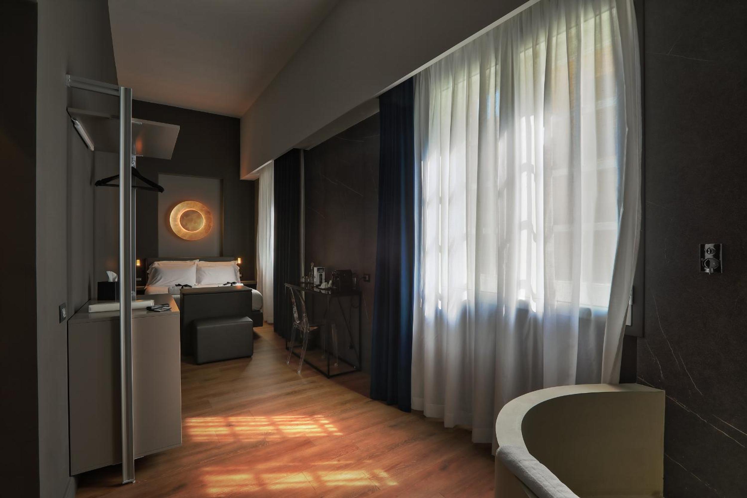 Deluxe Double Room with Bath - Photo 3