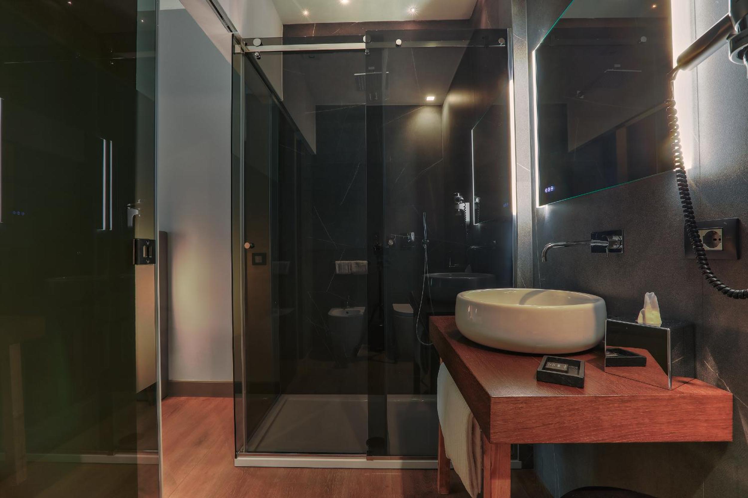 Standard Double or Twin Room - Photo 8
