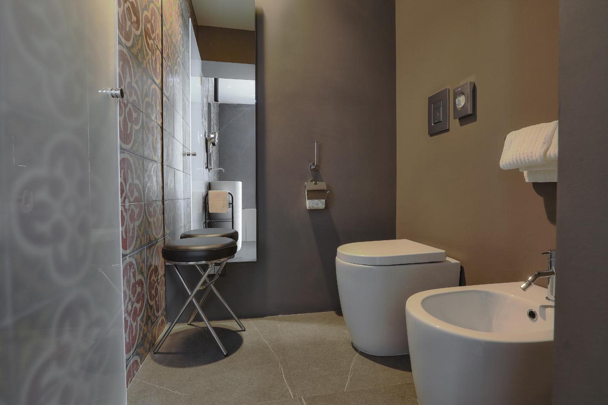 Deluxe Double Room with Bath - Photo 4