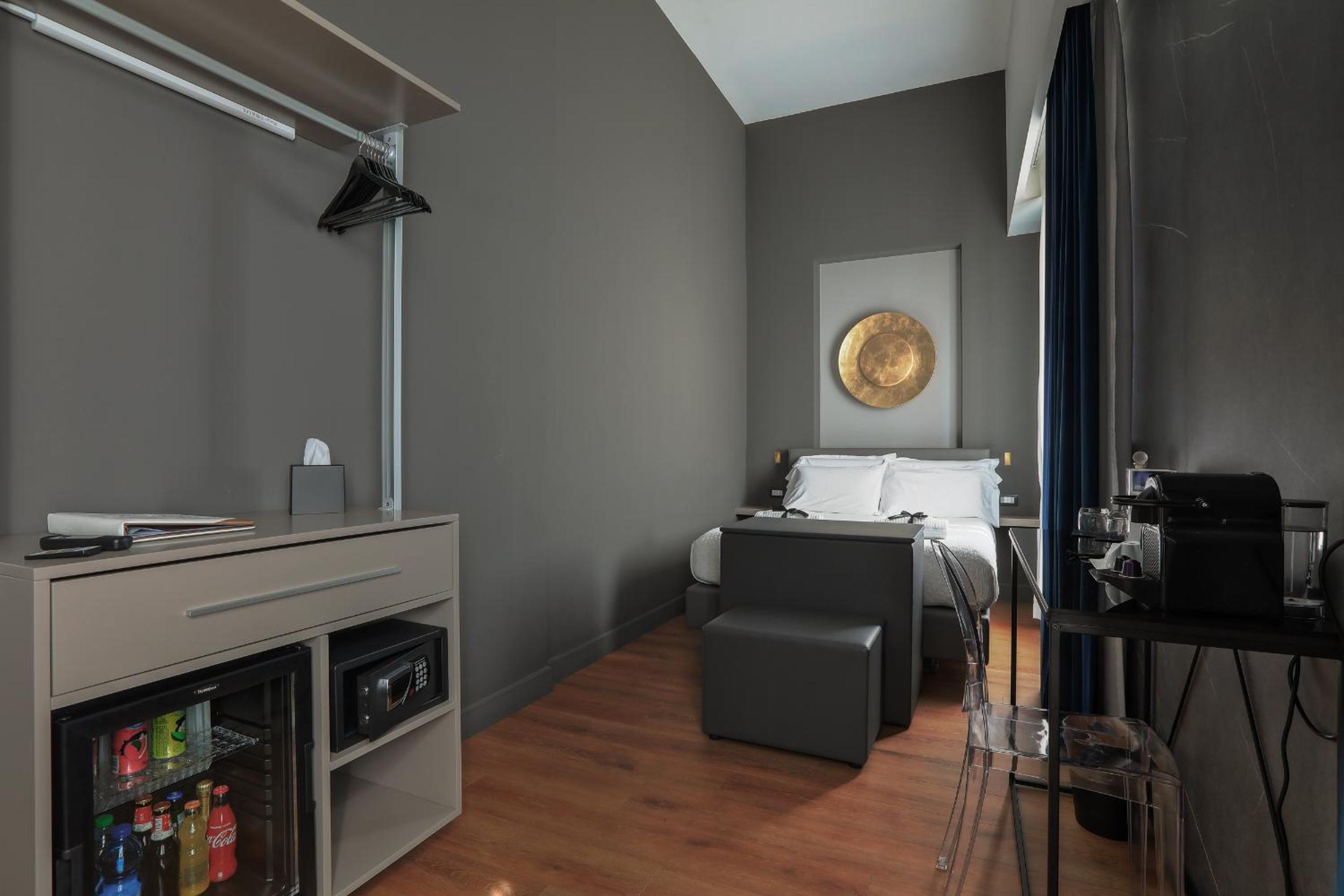 Deluxe Double Room with Bath - Photo 5