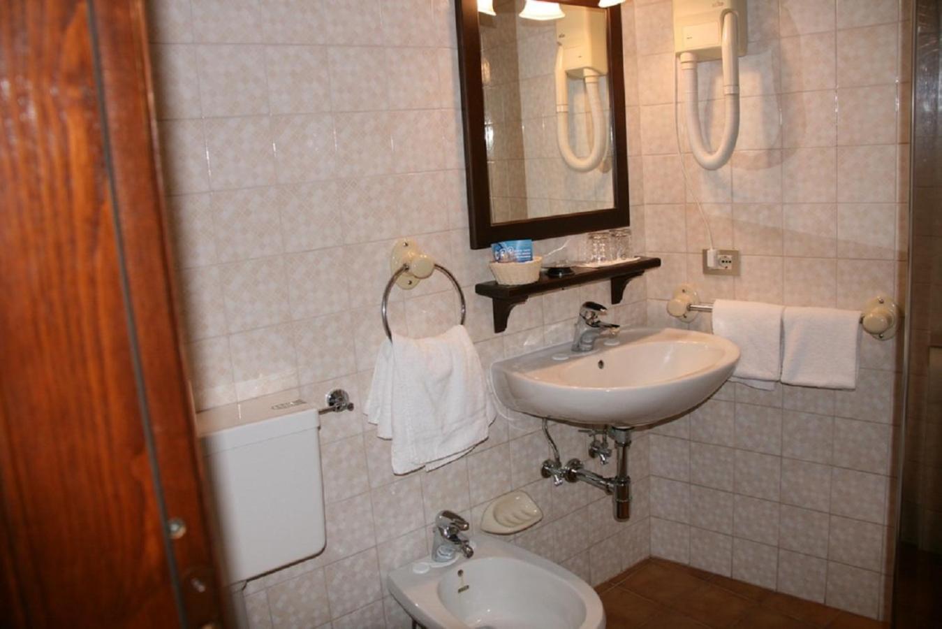 Standard Double or Twin Room - Photo 3