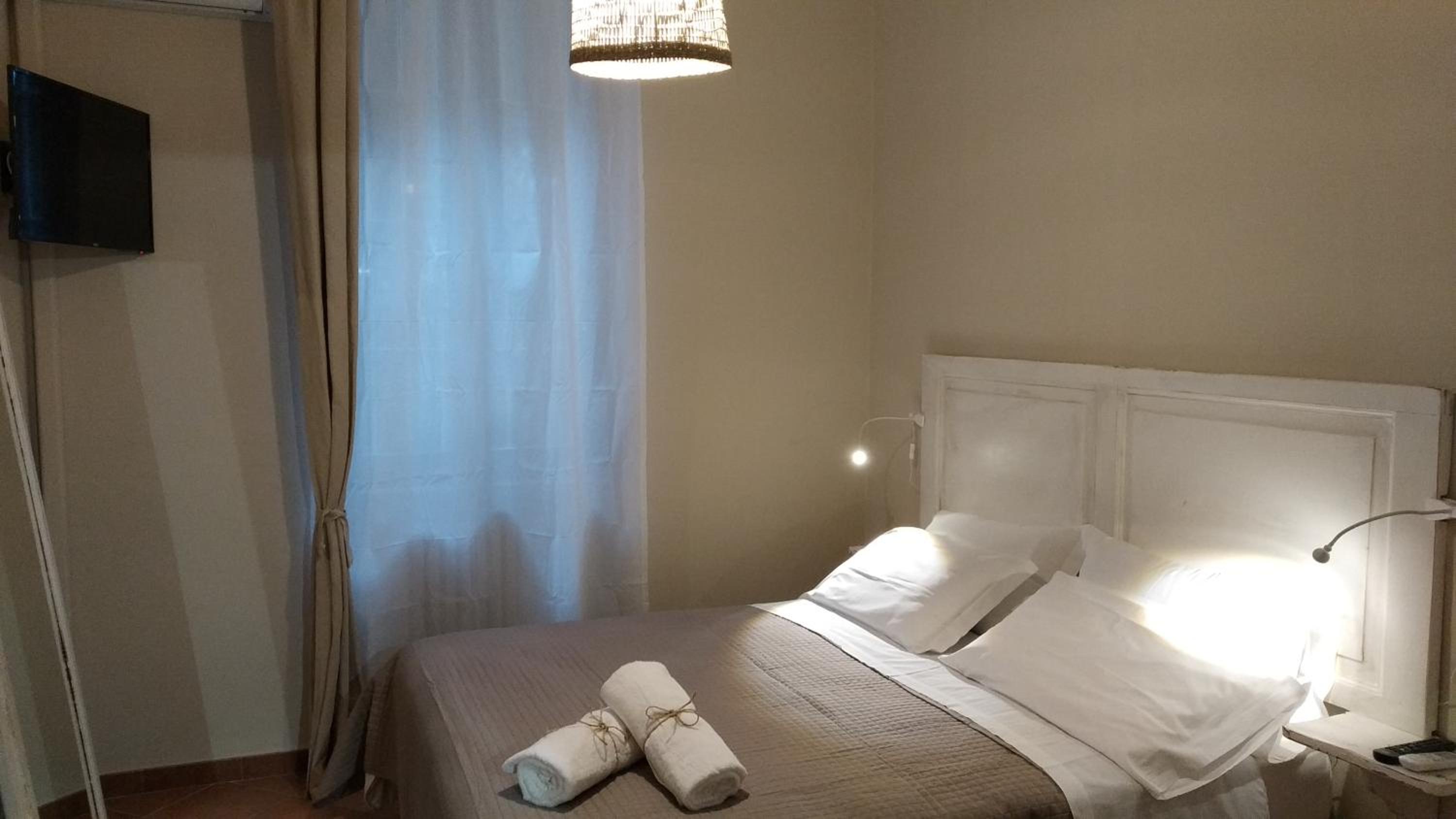 Double Room with Private Bathroom - Photo 8