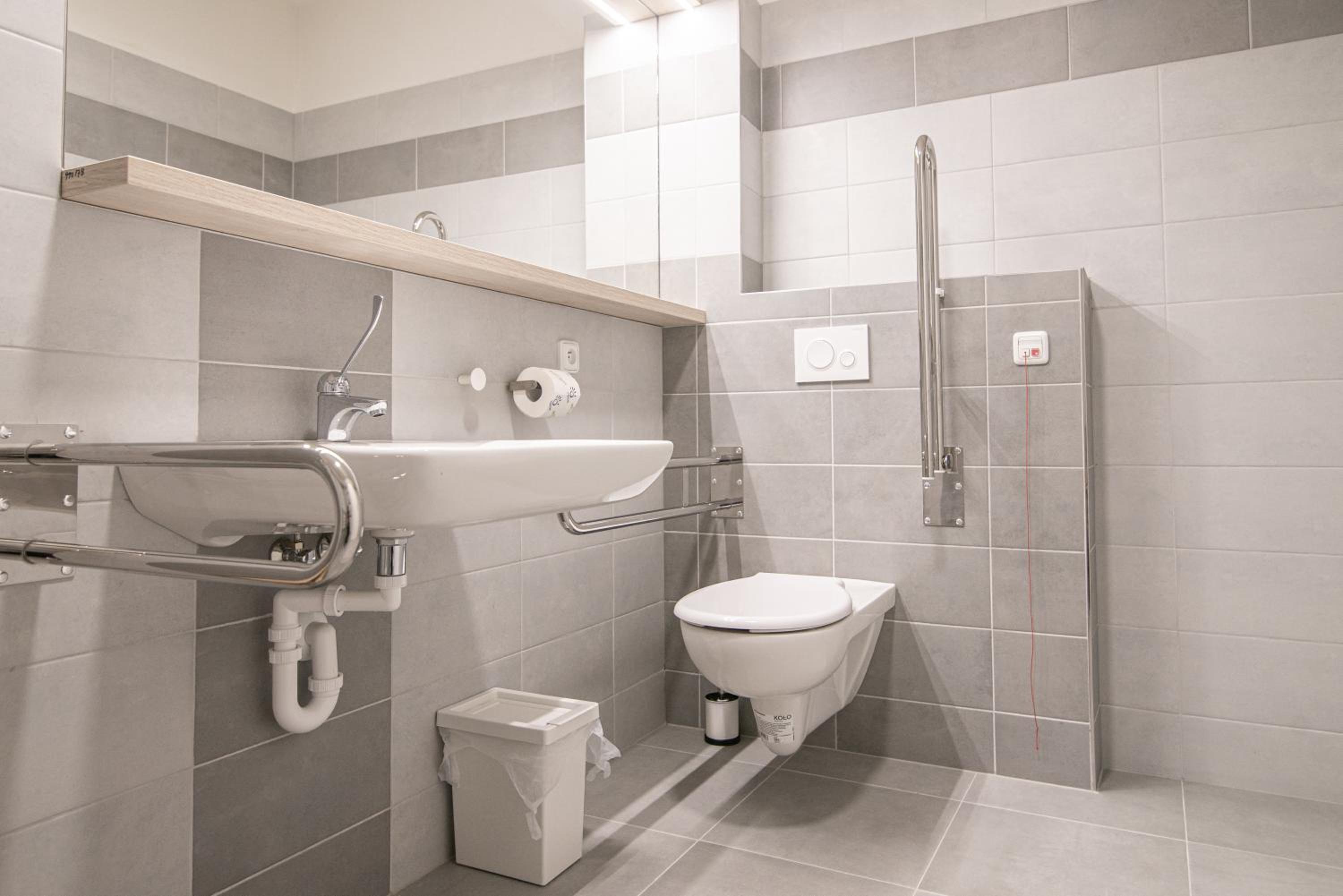 Twin Room - Disability Access photo 3