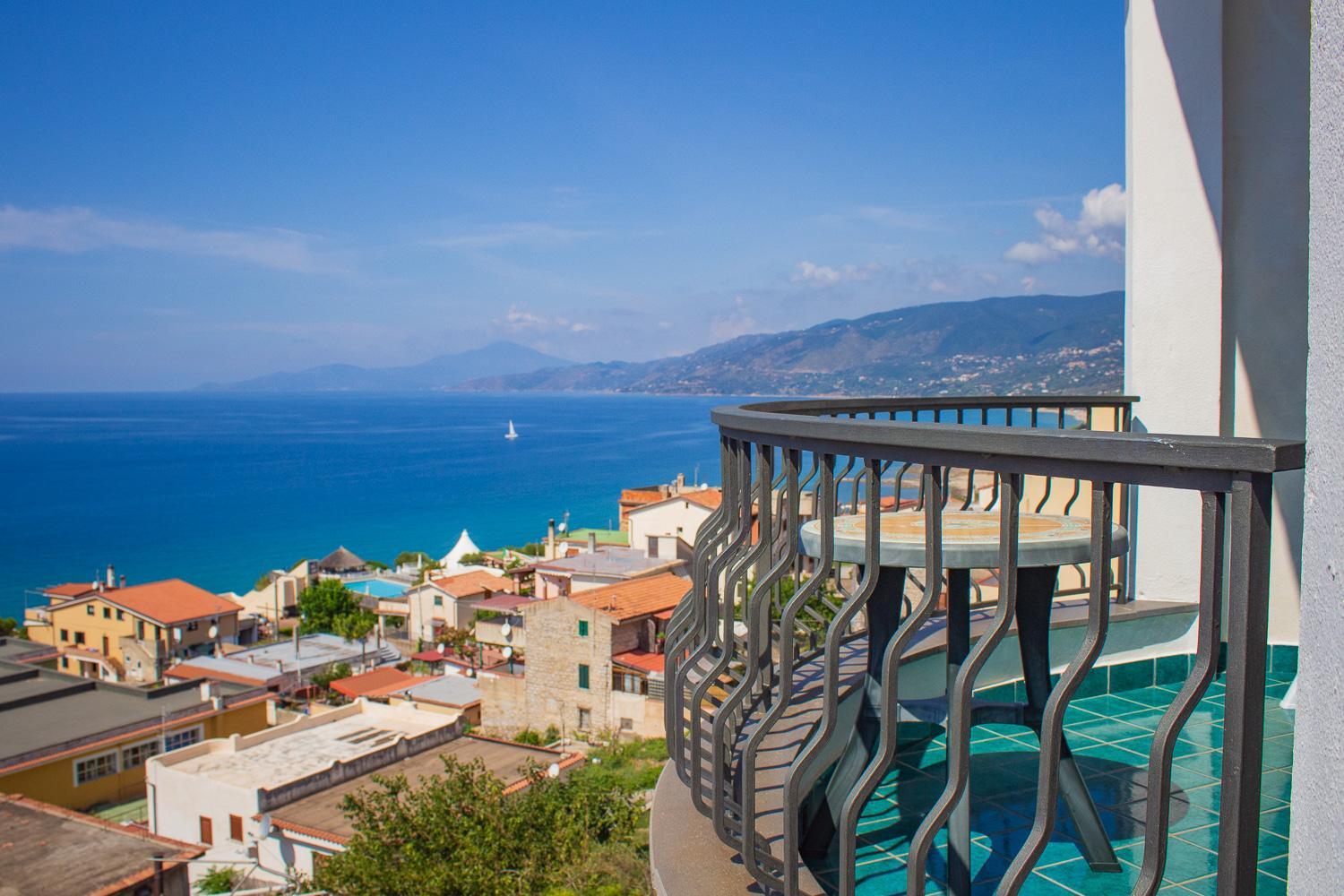 Superior King Room with Sea View - Photo 5