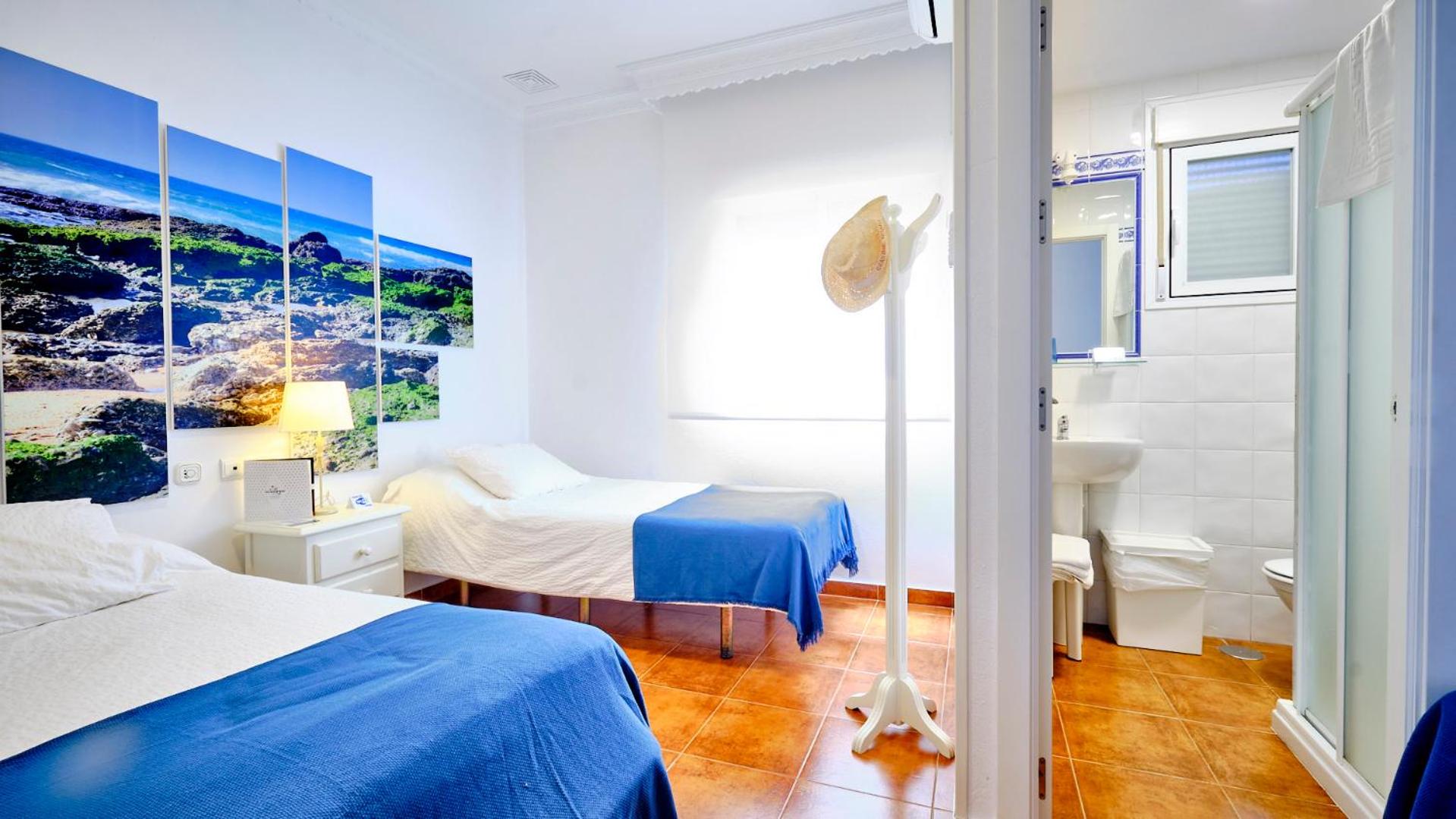 Economy Double Room - Photo 17