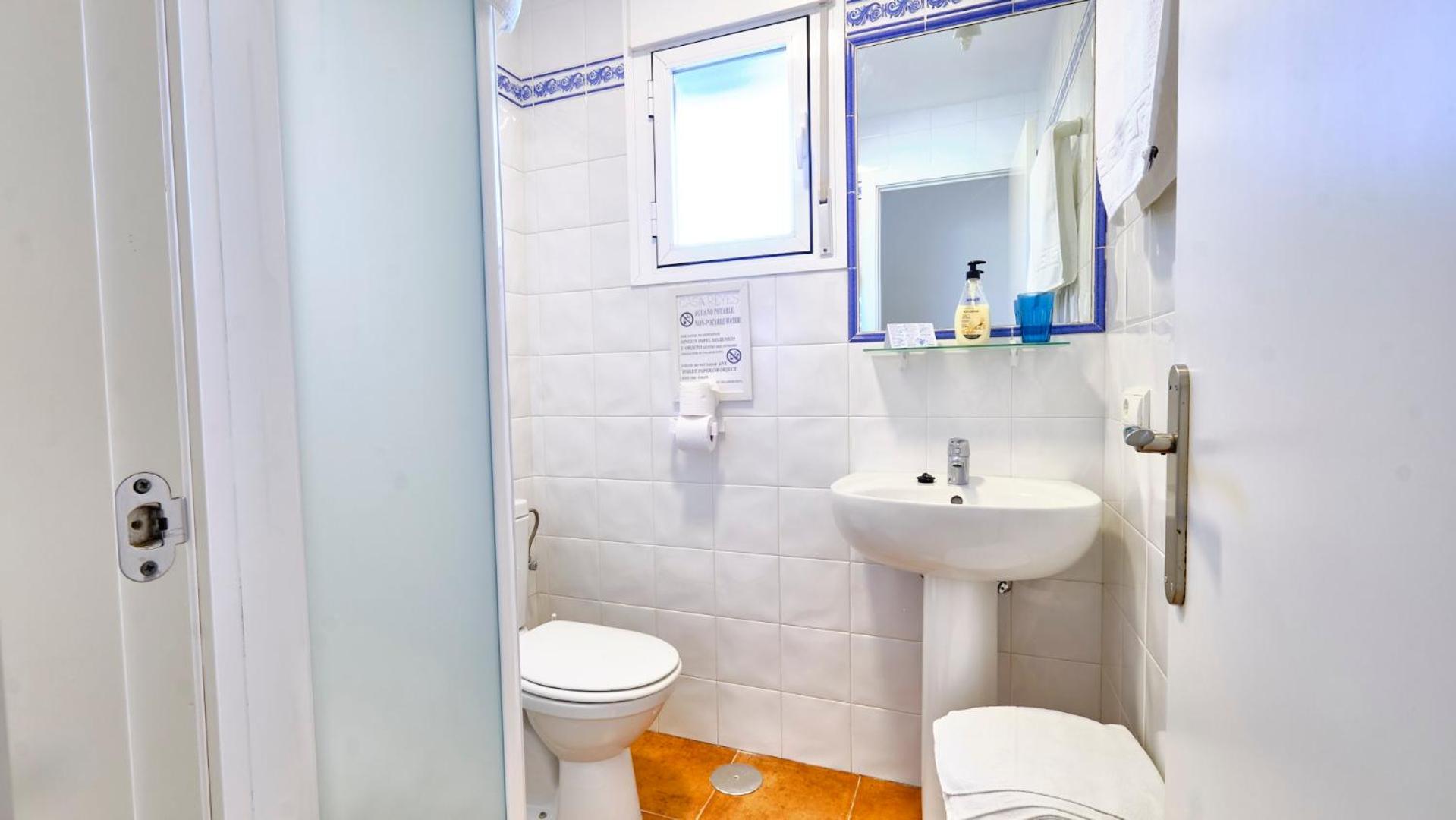 Economy Double Room - Photo 8