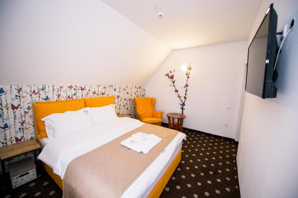 Double Room - Photo 6