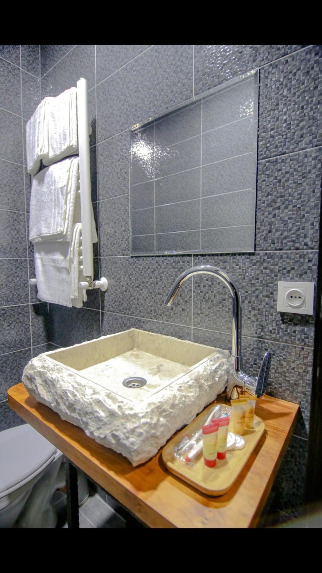 Budget Double Room - Photo 6