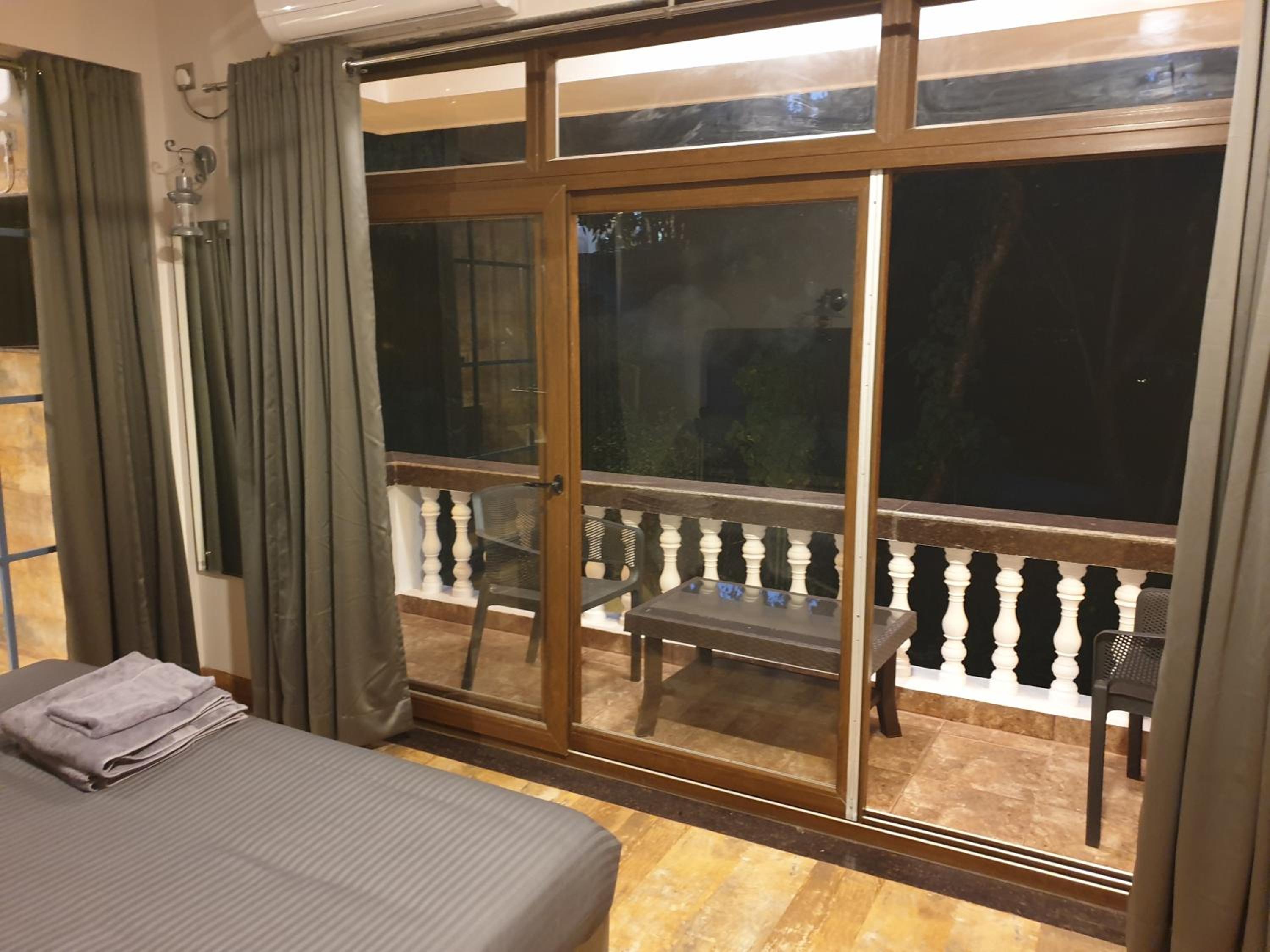 Large Twin Room - Photo 4