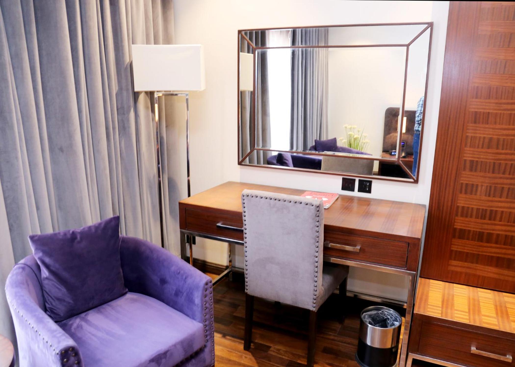 Deluxe King Room - Photo 7