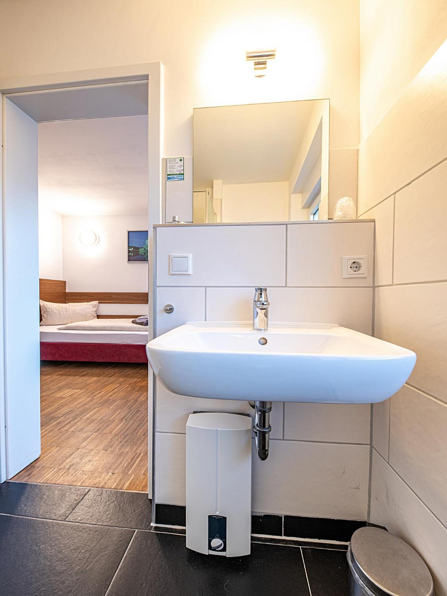 Standard Twin Room - Photo 3