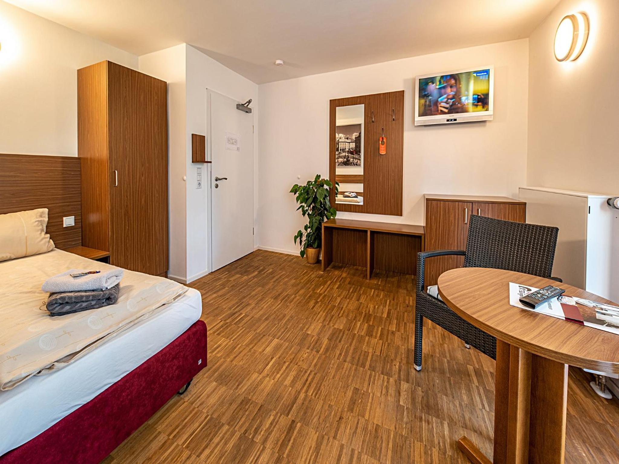 Standard Twin Room - Photo 4