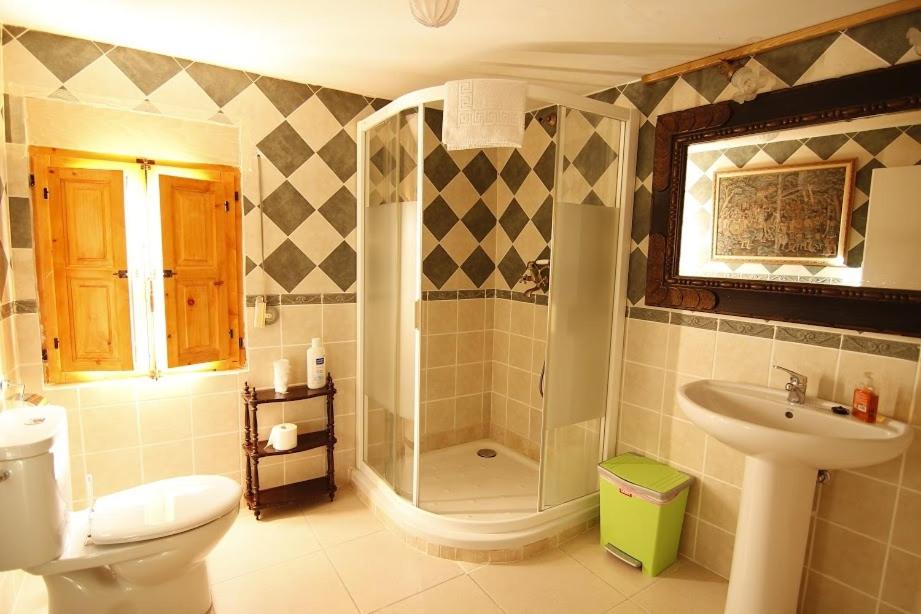 Family Room with Private Bathroom photo 2