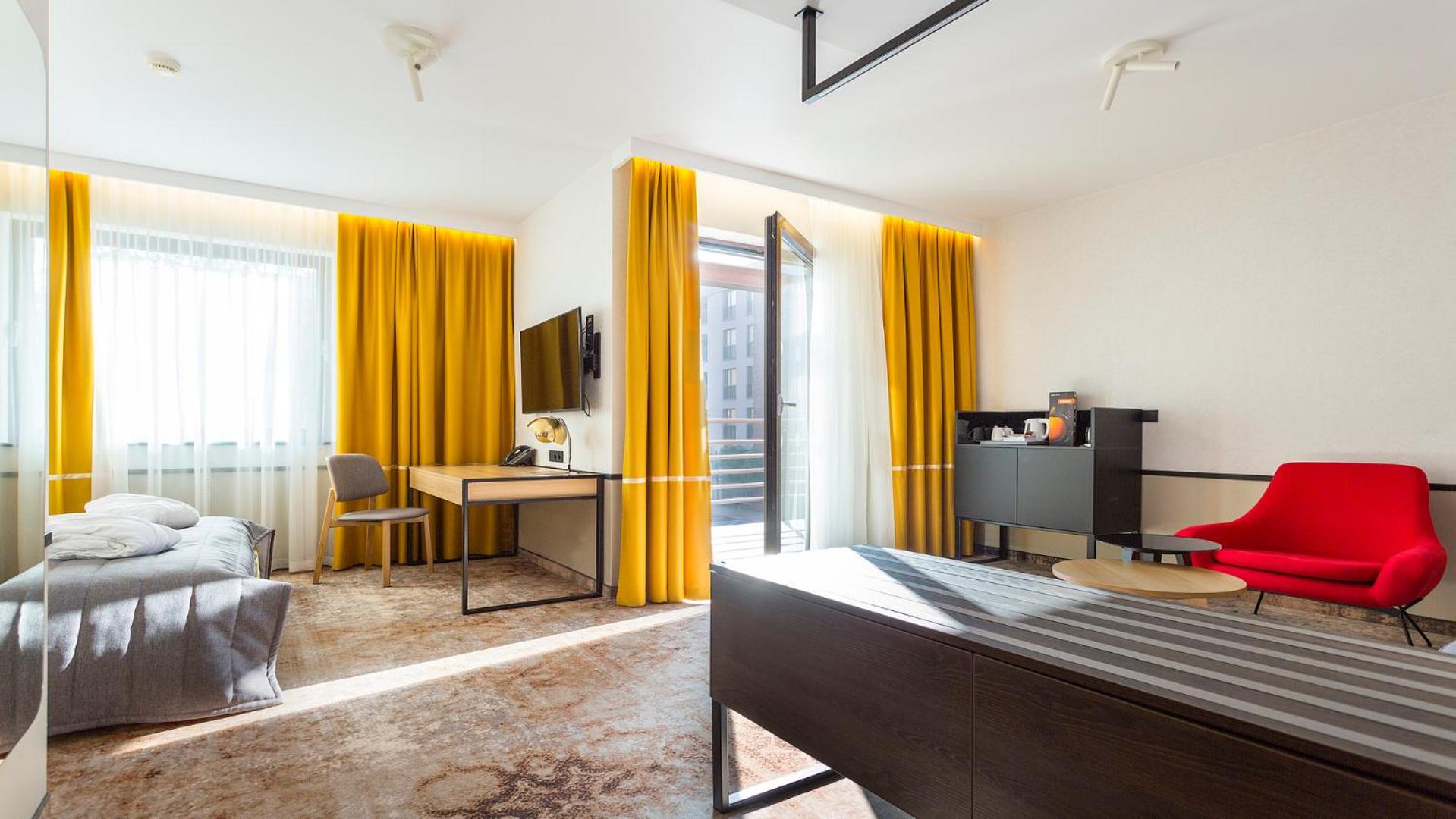 Junior Suite with Balcony - Photo 4
