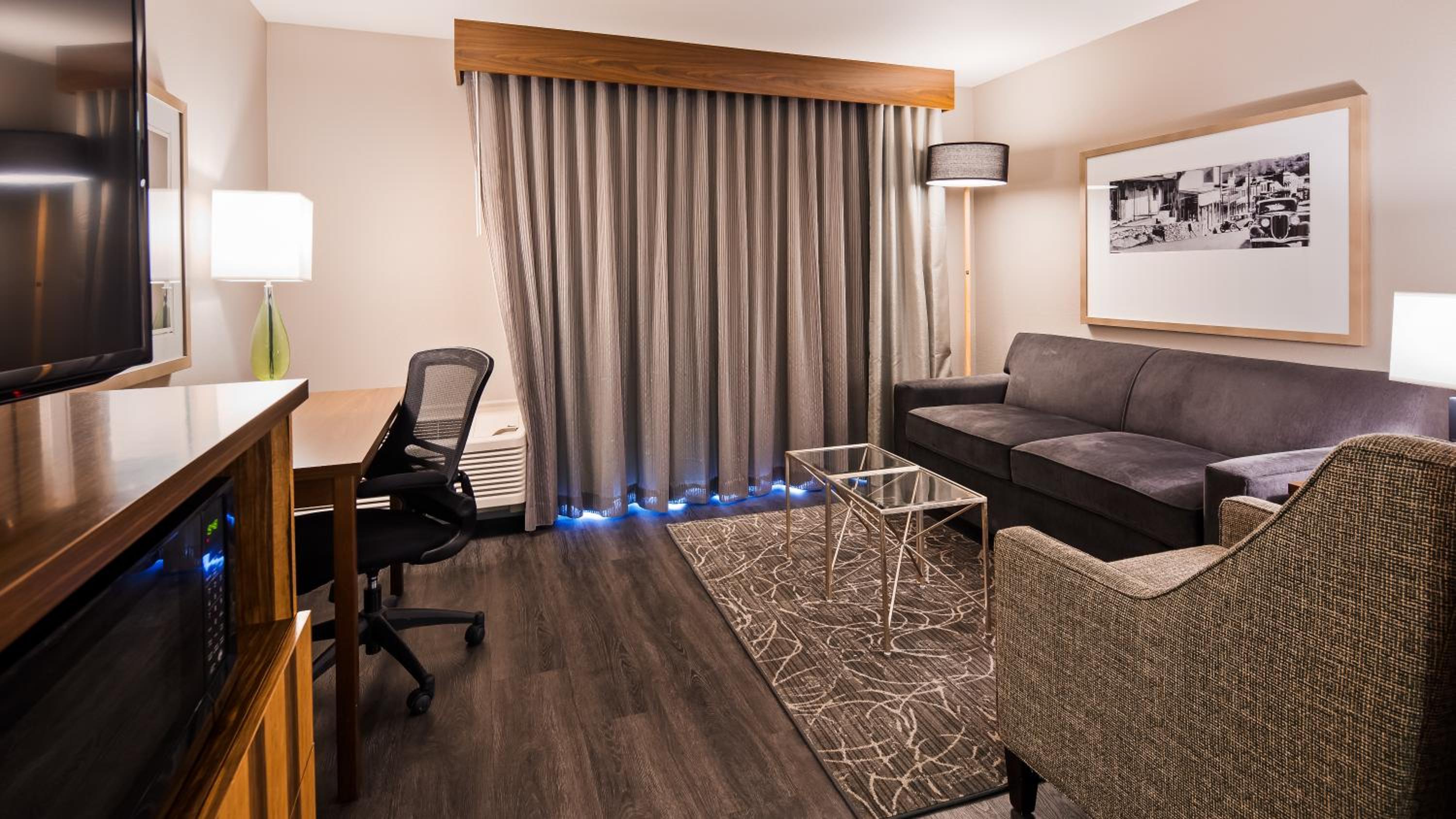 One-Bedroom Suite - Photo 6