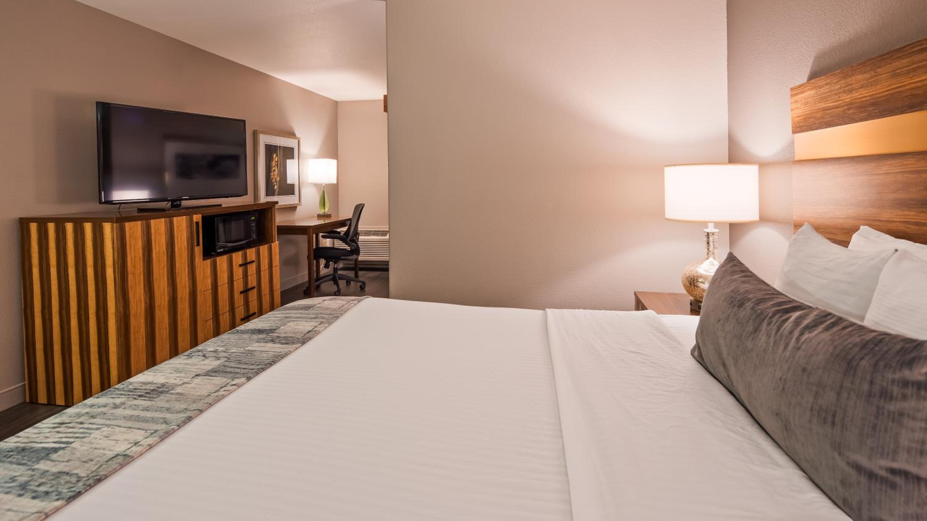 King Room - Non-Smoking - Photo 4