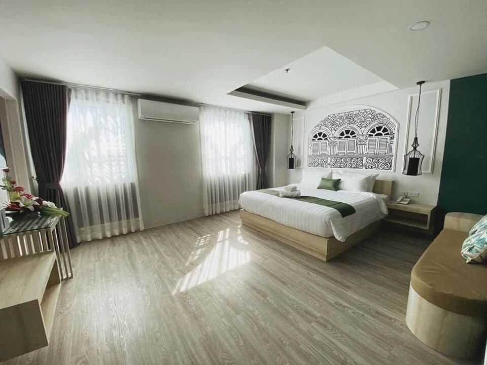 Deluxe King Room - Photo 11