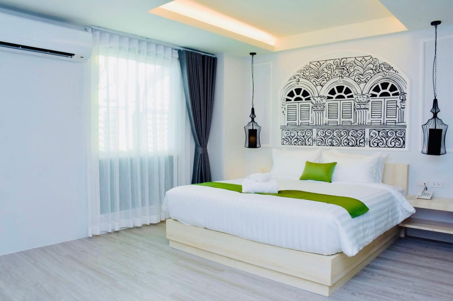 Deluxe King Room - Photo 12