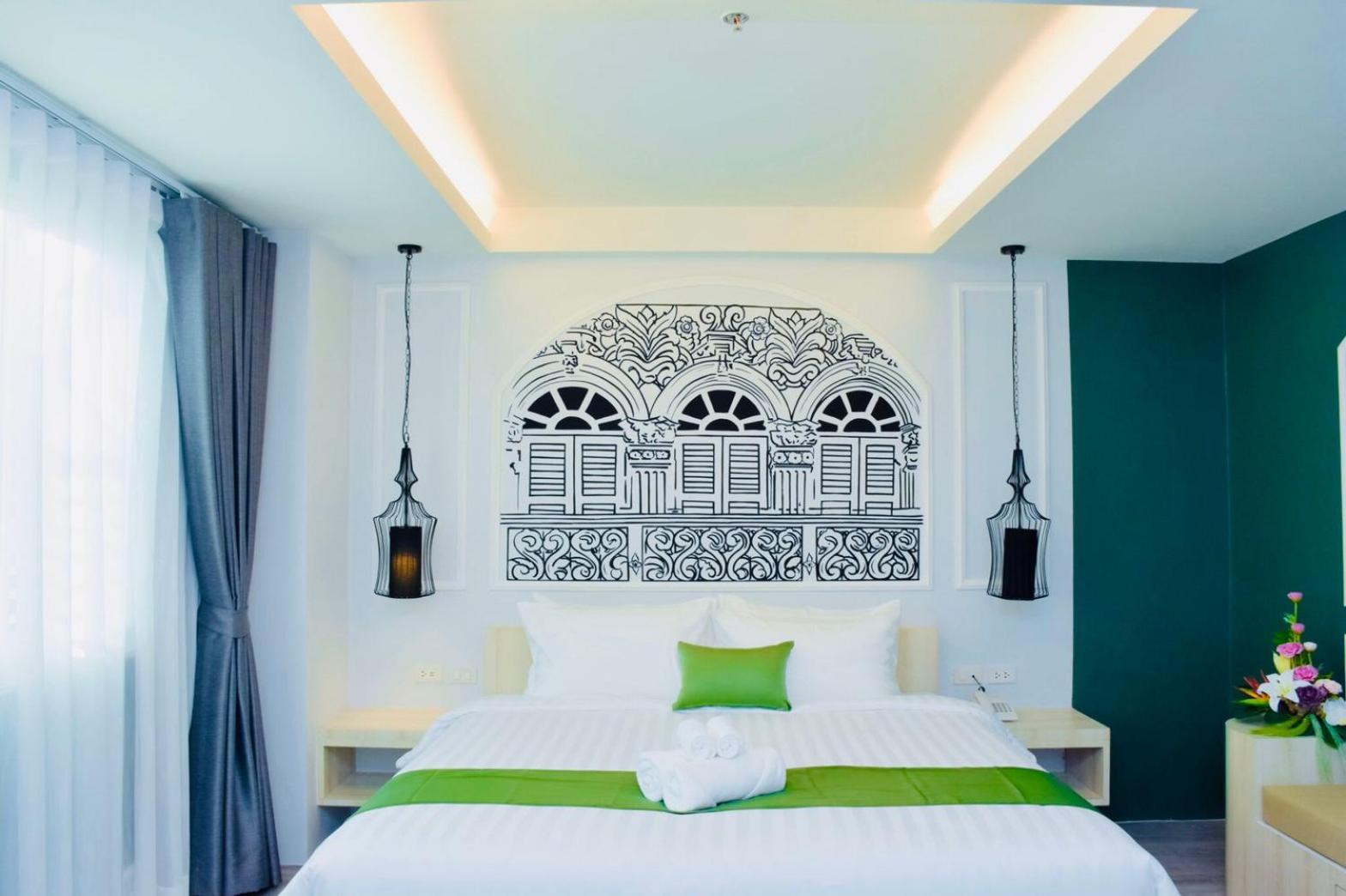 Deluxe King Room - Photo 14