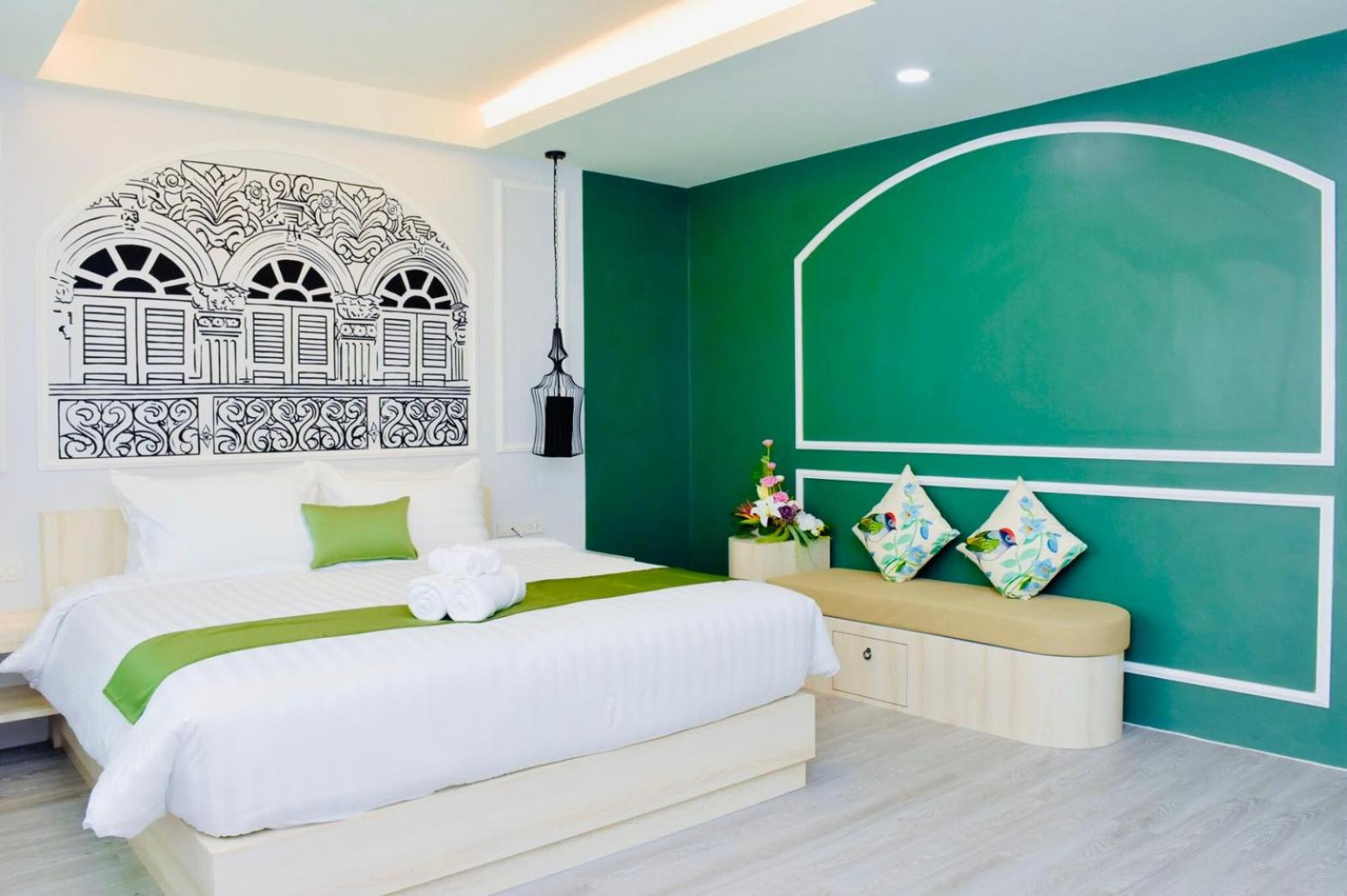 Deluxe King Room - Photo 13